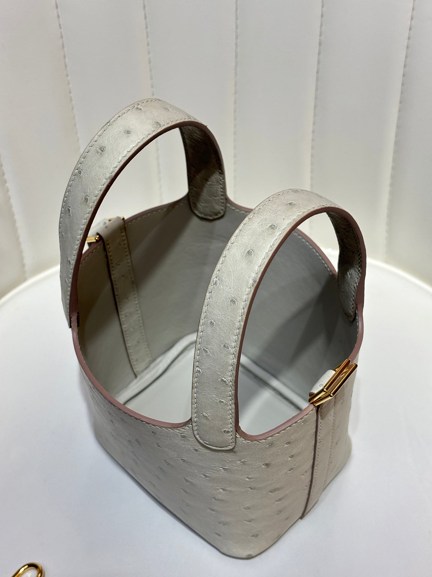 HM 25S PICOTIN LOCK 14 CM IN LIGHT GREY OSTRICH WITH GOLD HARDWARE