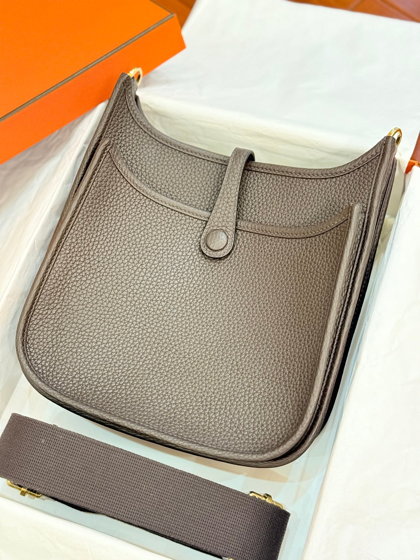 HM 26S EVELYNE BAG 23CM IN DARK BROWN GRAINED CALFSKIN