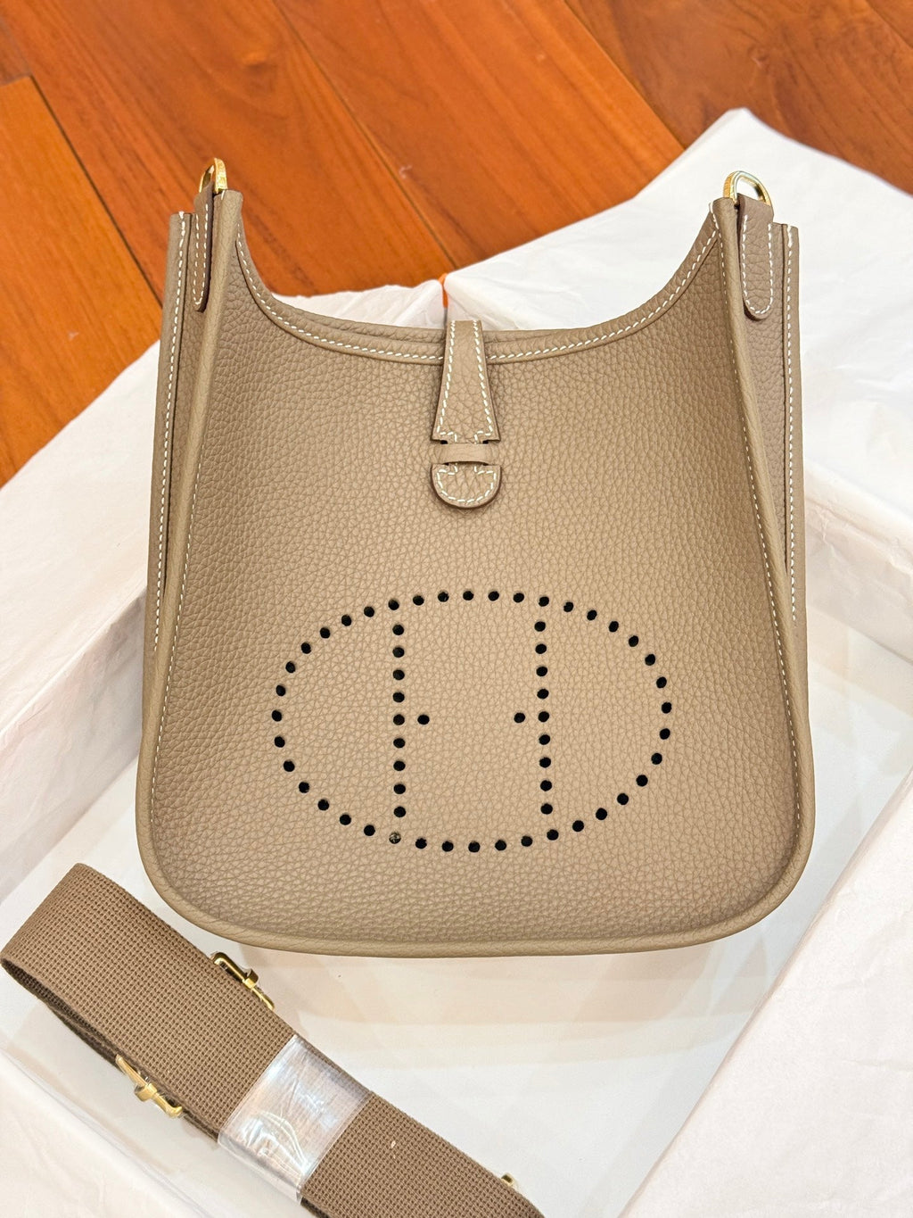 HM 26S EVELYNE BAG 23CM IN LIGHT BROWN GRAINED CALFSKIN