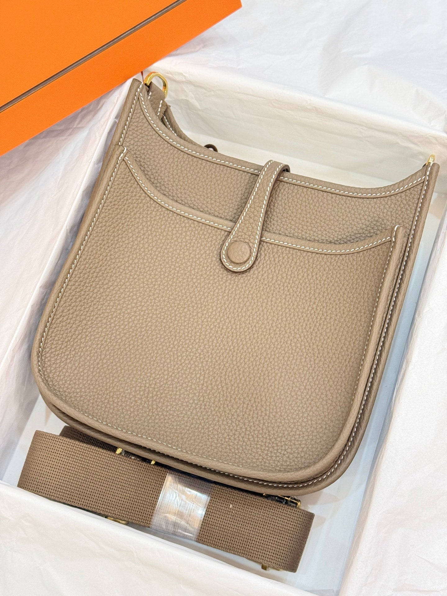 HM 26S EVELYNE BAG 23CM IN LIGHT BROWN GRAINED CALFSKIN