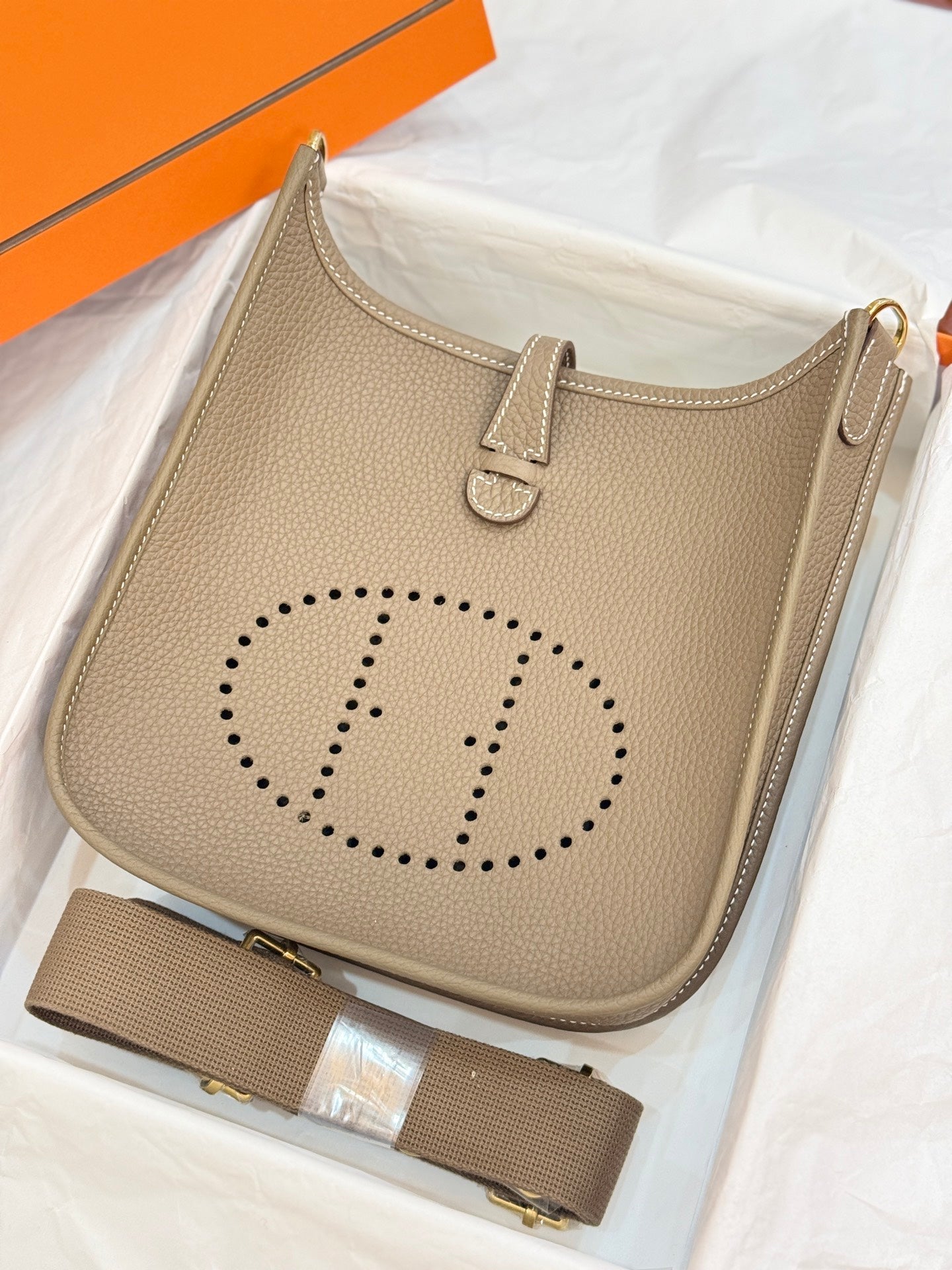 HM 26S EVELYNE BAG 23CM IN LIGHT BROWN GRAINED CALFSKIN