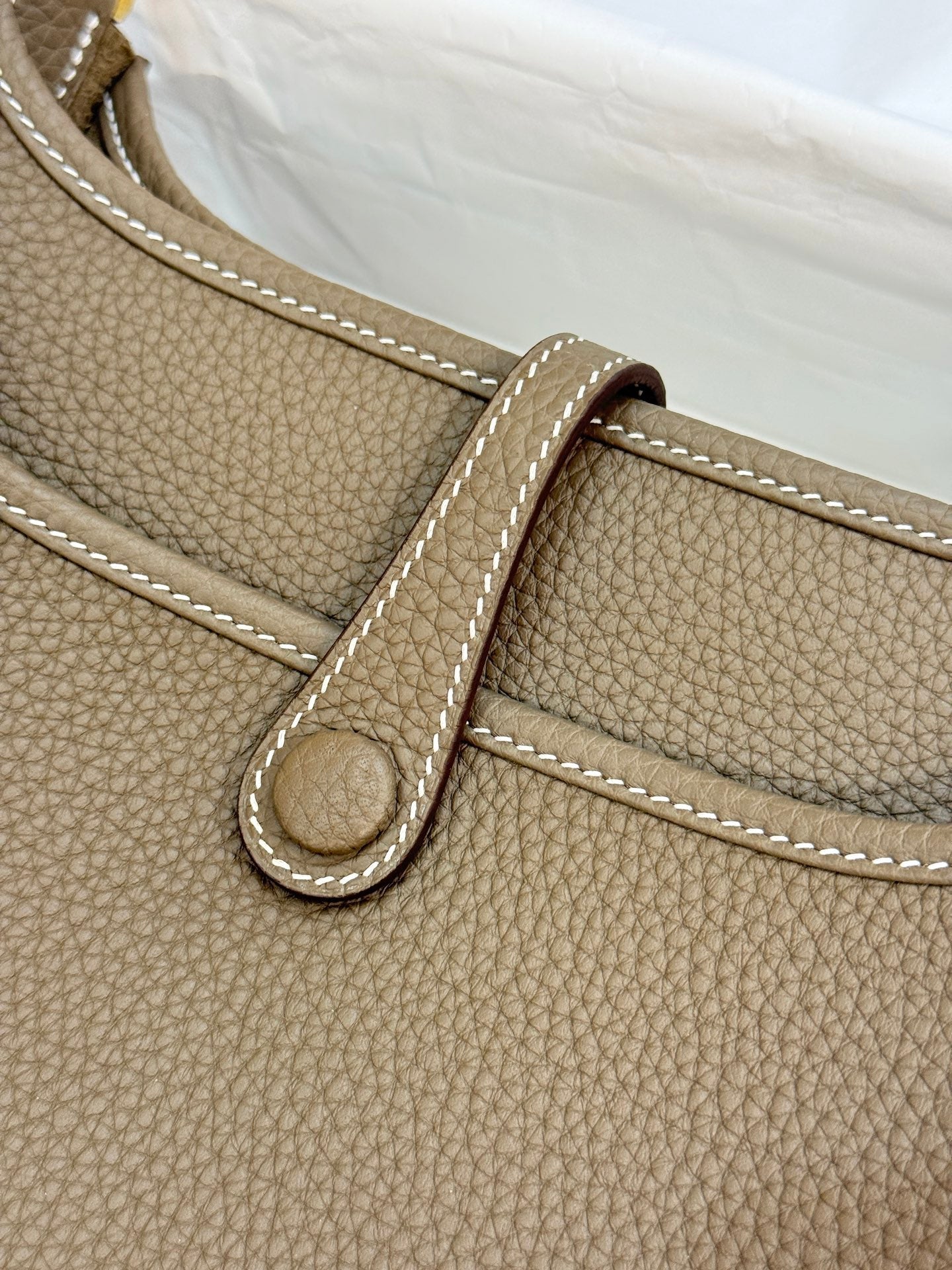 HM 26S EVELYNE BAG 23CM IN LIGHT BROWN GRAINED CALFSKIN