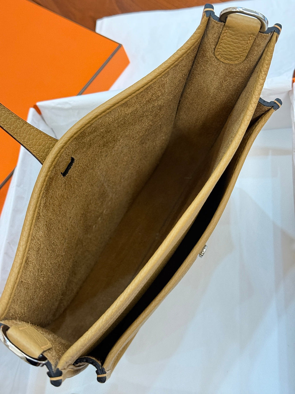 HM 26S EVELYNE BAG 23CM IN GOLDEN BROWN GRAINED CALFSKIN