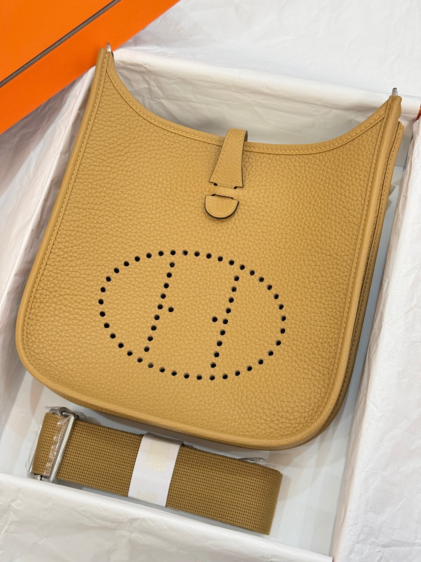 HM 26S EVELYNE BAG 23CM IN GOLDEN BROWN GRAINED CALFSKIN
