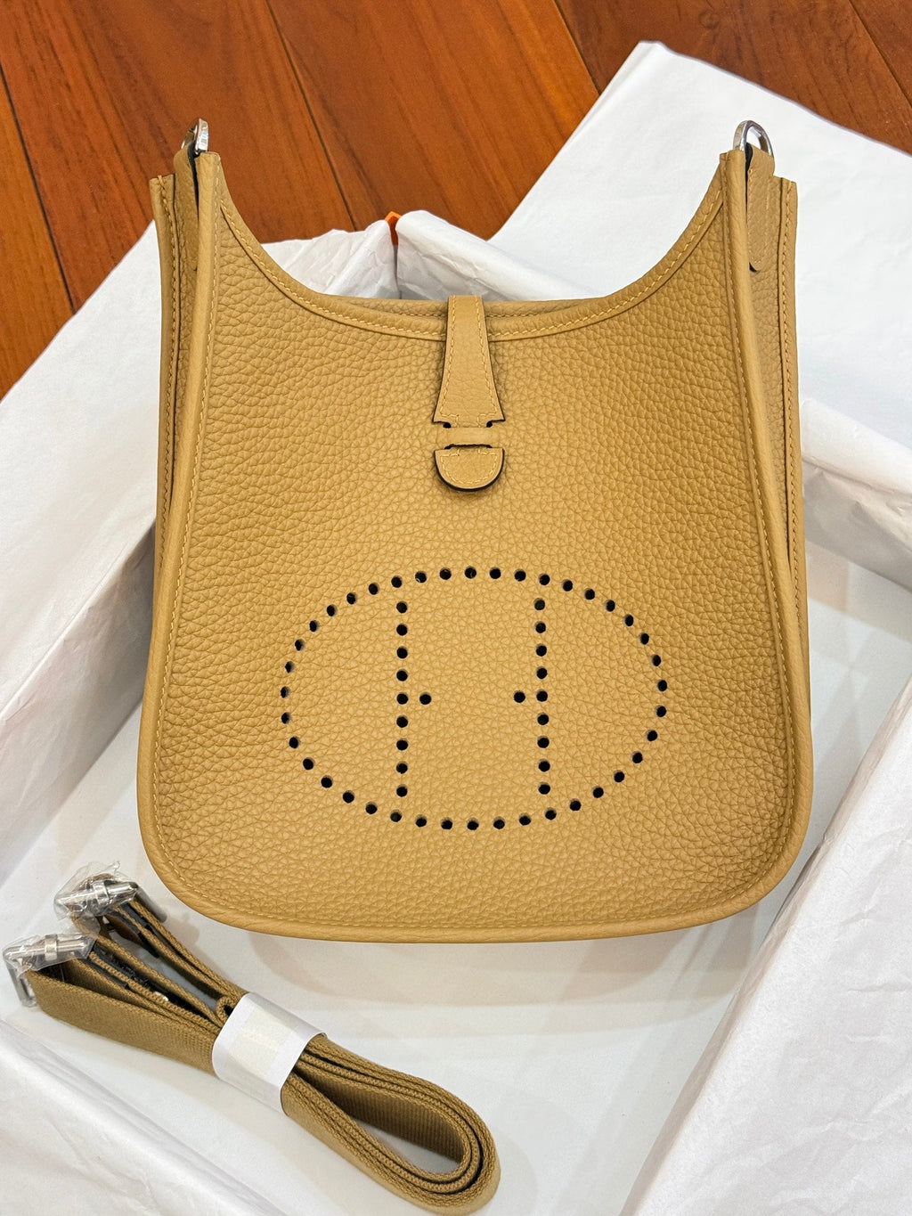 HM 26S EVELYNE BAG 23CM IN GOLDEN BROWN GRAINED CALFSKIN