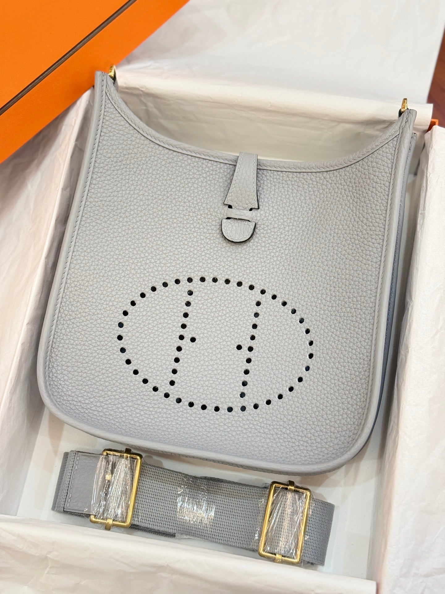 HM 26S EVELYNE BAG 23CM IN LIGHT GRAY GRAINED CALFSKIN