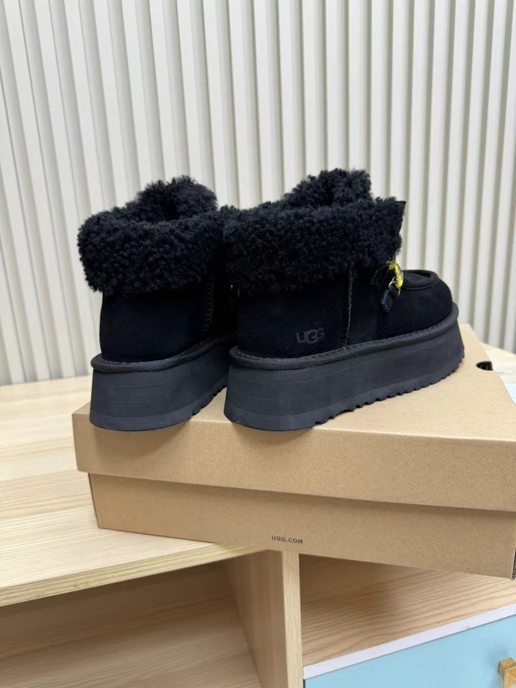 FUNKARRA CABIN CUFF BLACK SUEDE AND LAMB FUR