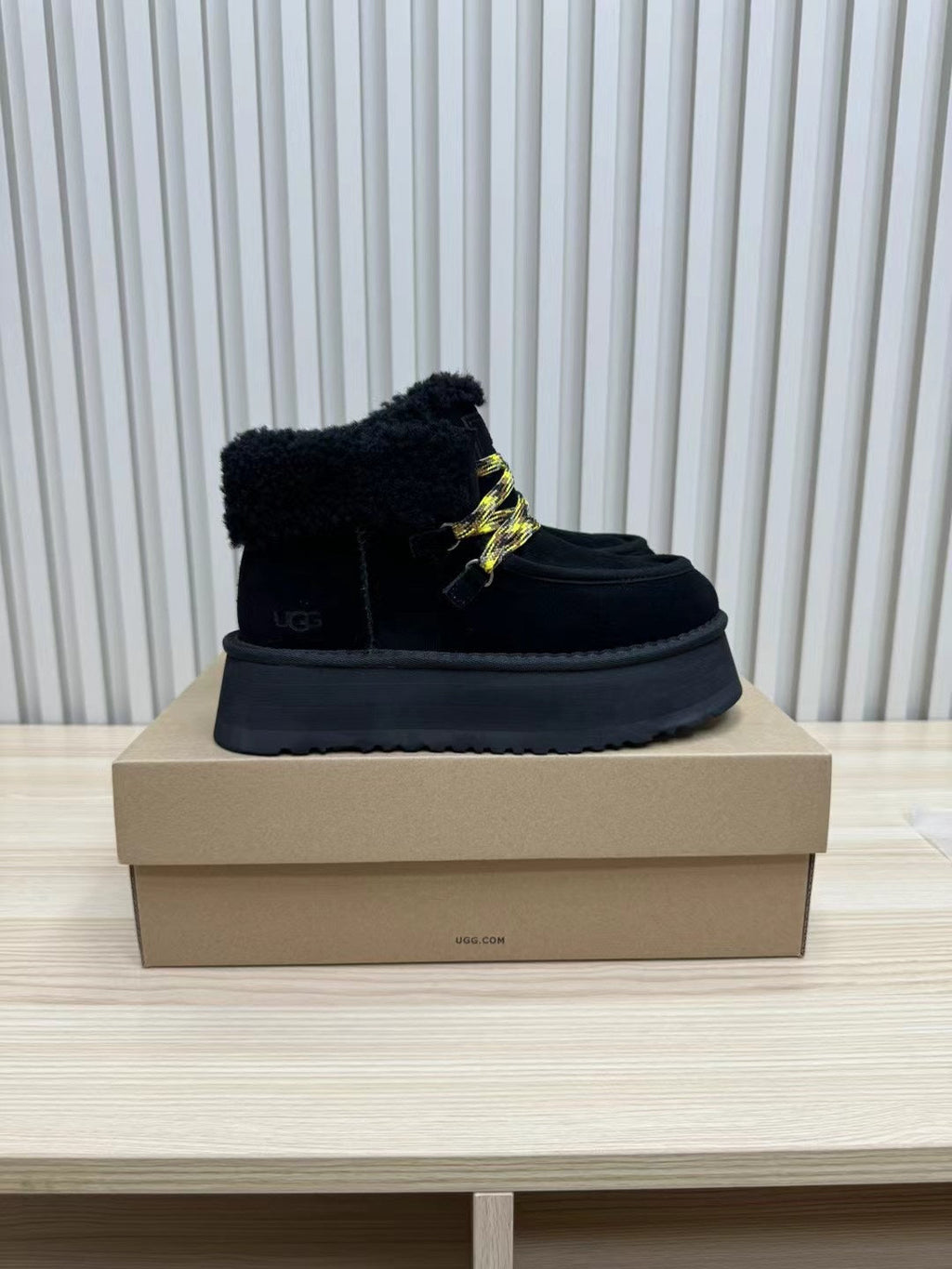 FUNKARRA CABIN CUFF BLACK SUEDE AND LAMB FUR