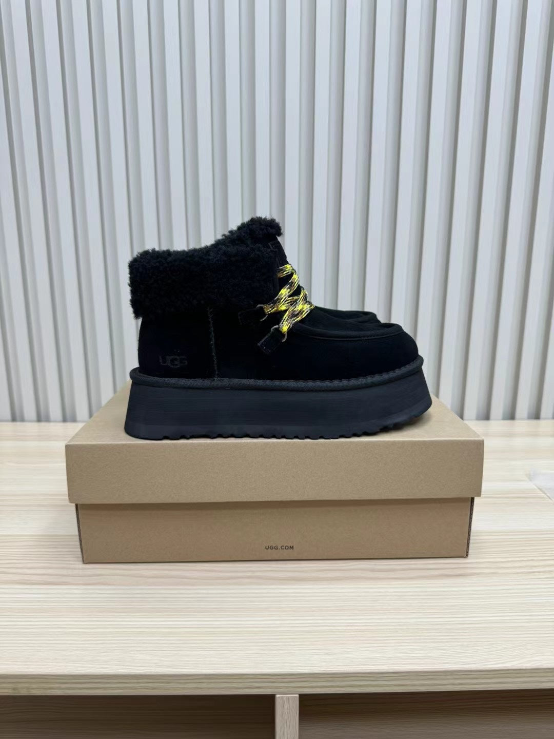 FUNKARRA CABIN CUFF BLACK SUEDE AND LAMB FUR