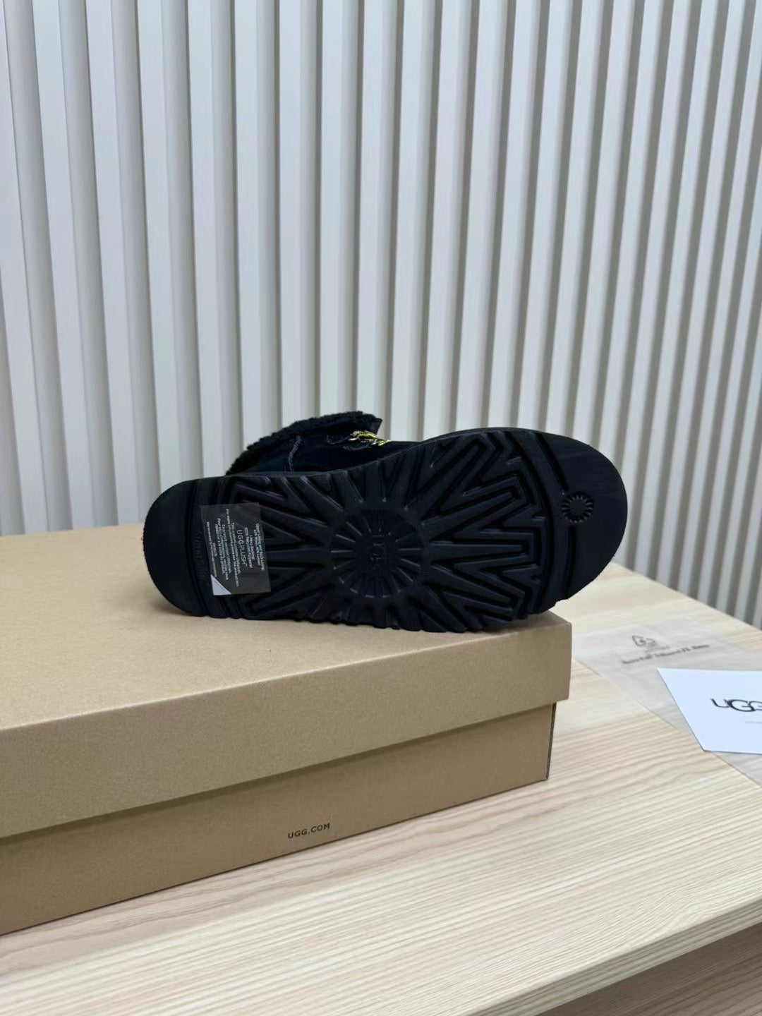 FUNKARRA CABIN CUFF BLACK SUEDE AND LAMB FUR