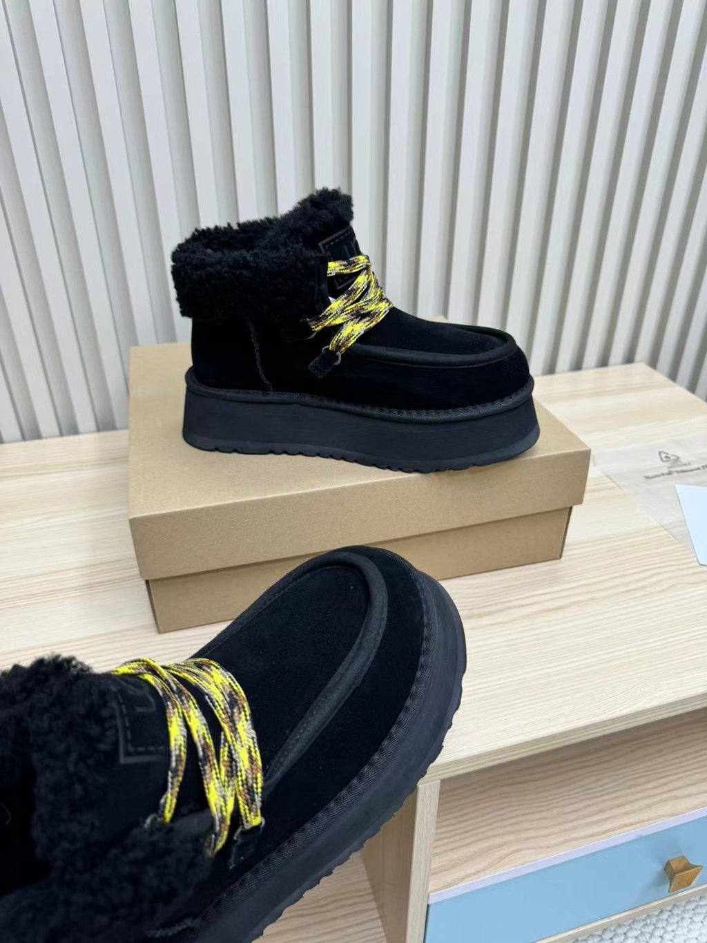 FUNKARRA CABIN CUFF BLACK SUEDE AND LAMB FUR