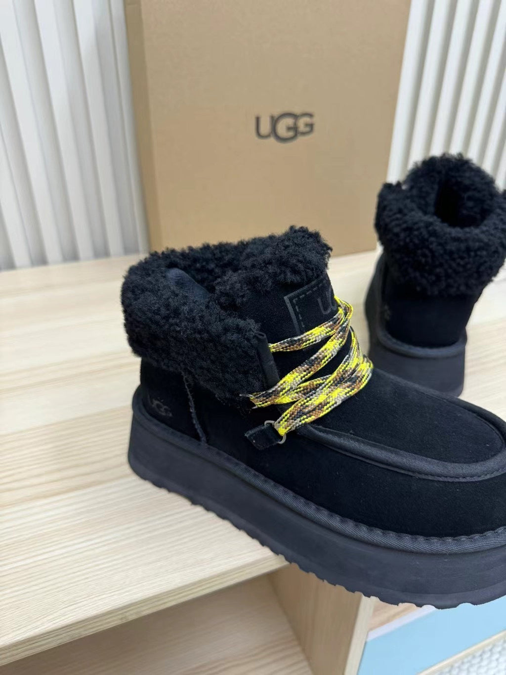 FUNKARRA CABIN CUFF BLACK SUEDE AND LAMB FUR