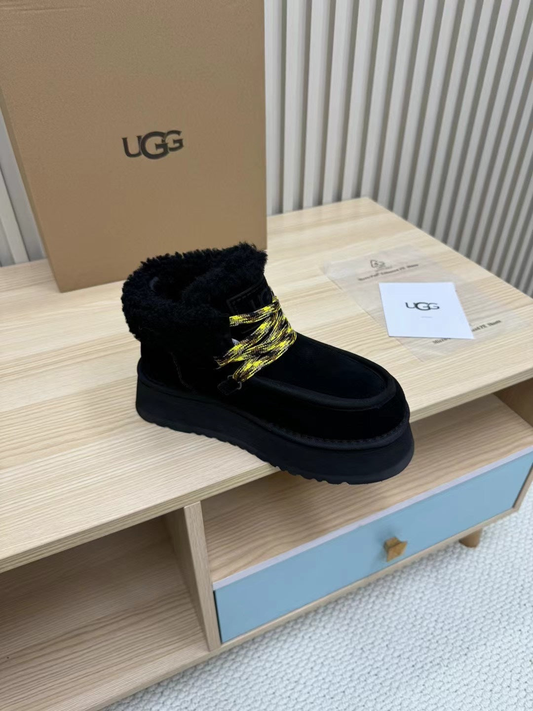 FUNKARRA CABIN CUFF BLACK SUEDE AND LAMB FUR