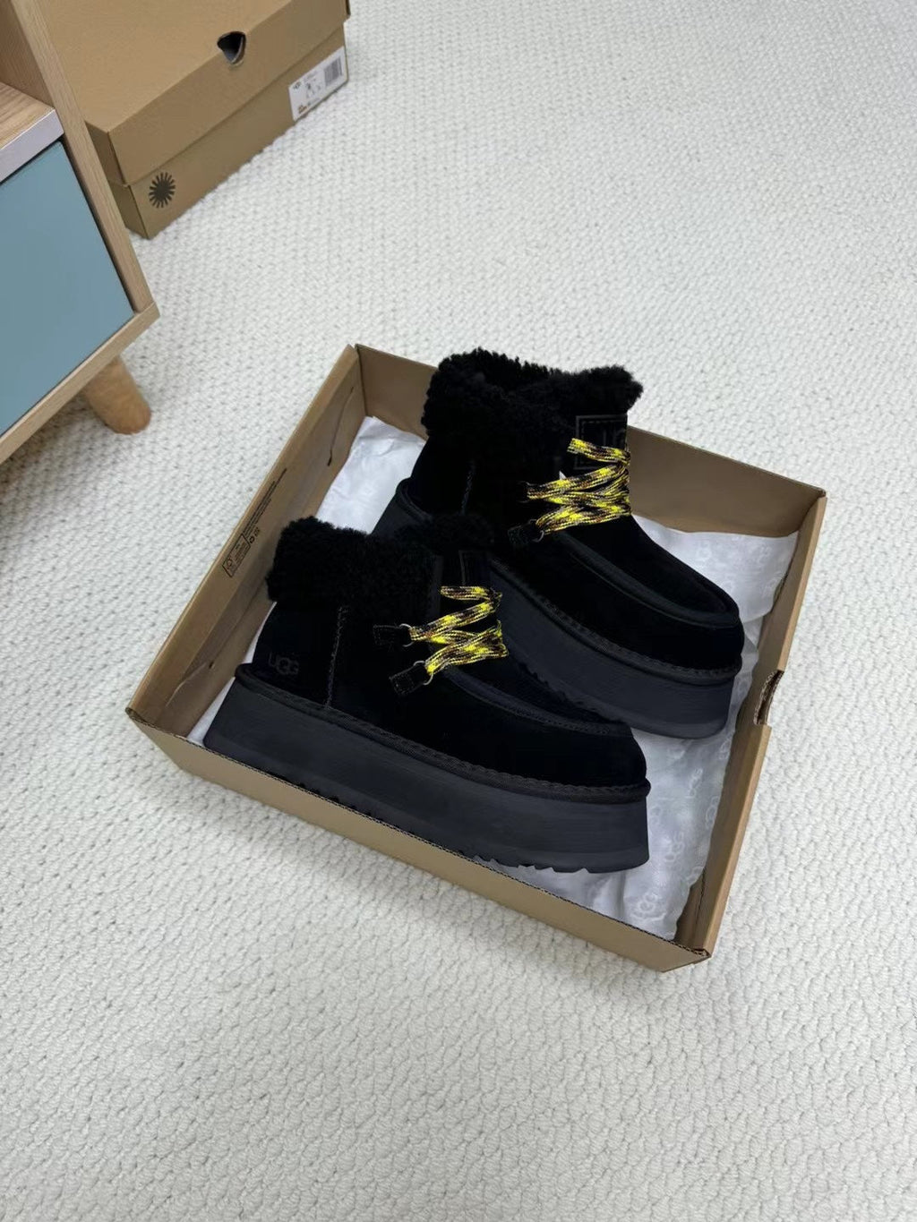 FUNKARRA CABIN CUFF BLACK SUEDE AND LAMB FUR