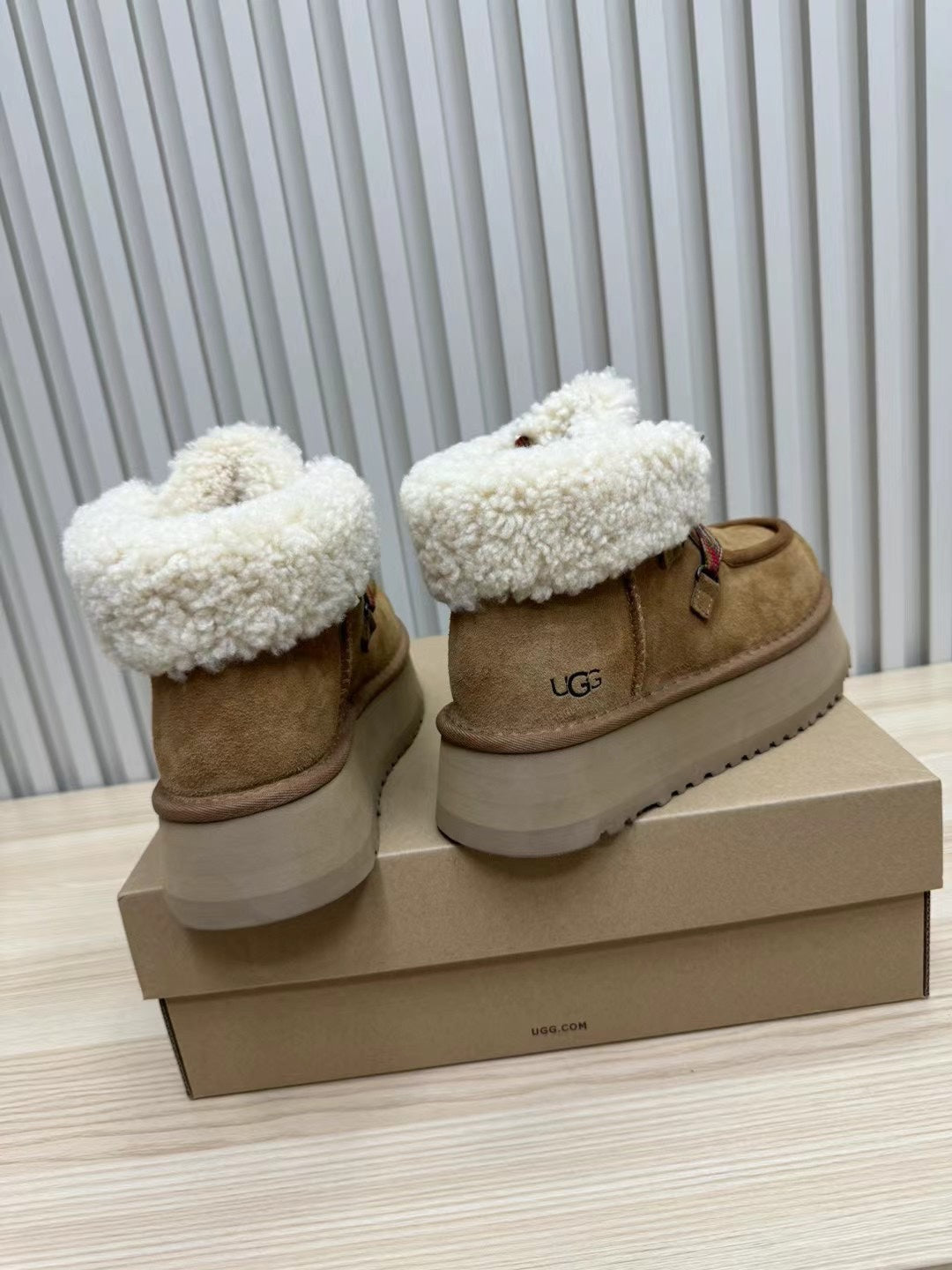 FUNKARRA CABIN CUFF COFFEE BROWN SUEDE AND WHITE LAMB FUR