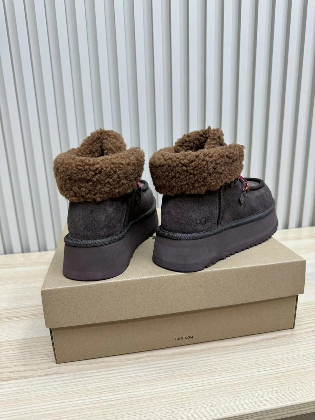 FUNKARRA CABIN CUFF HICKORY BROWN SUEDE AND LAMB FUR