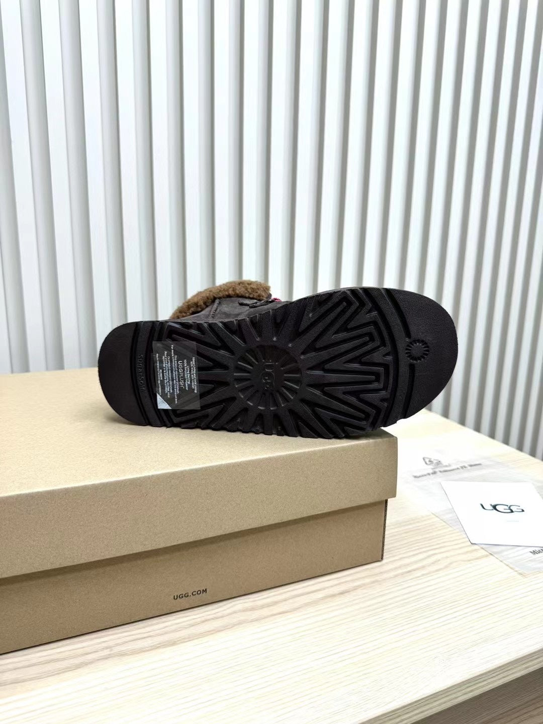 FUNKARRA CABIN CUFF HICKORY BROWN SUEDE AND LAMB FUR