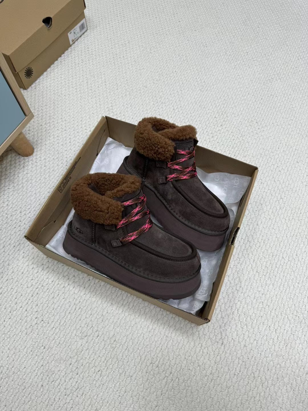 FUNKARRA CABIN CUFF HICKORY BROWN SUEDE AND LAMB FUR