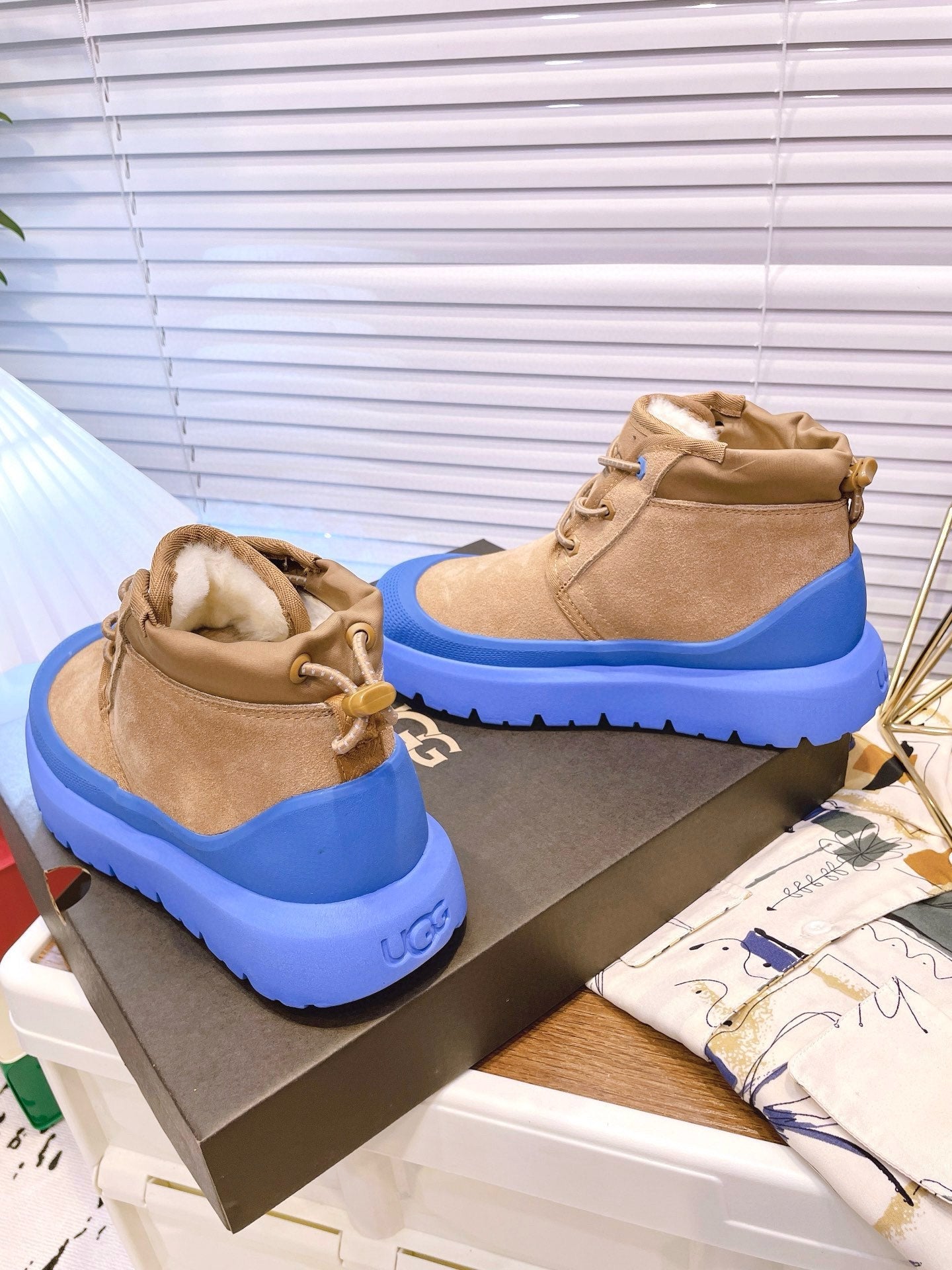GENDER NEUMEL HIGH WEATHER HYBRID IN PEANUT BROWN SUEDE AND COBALT BLUE CALFSKIN
