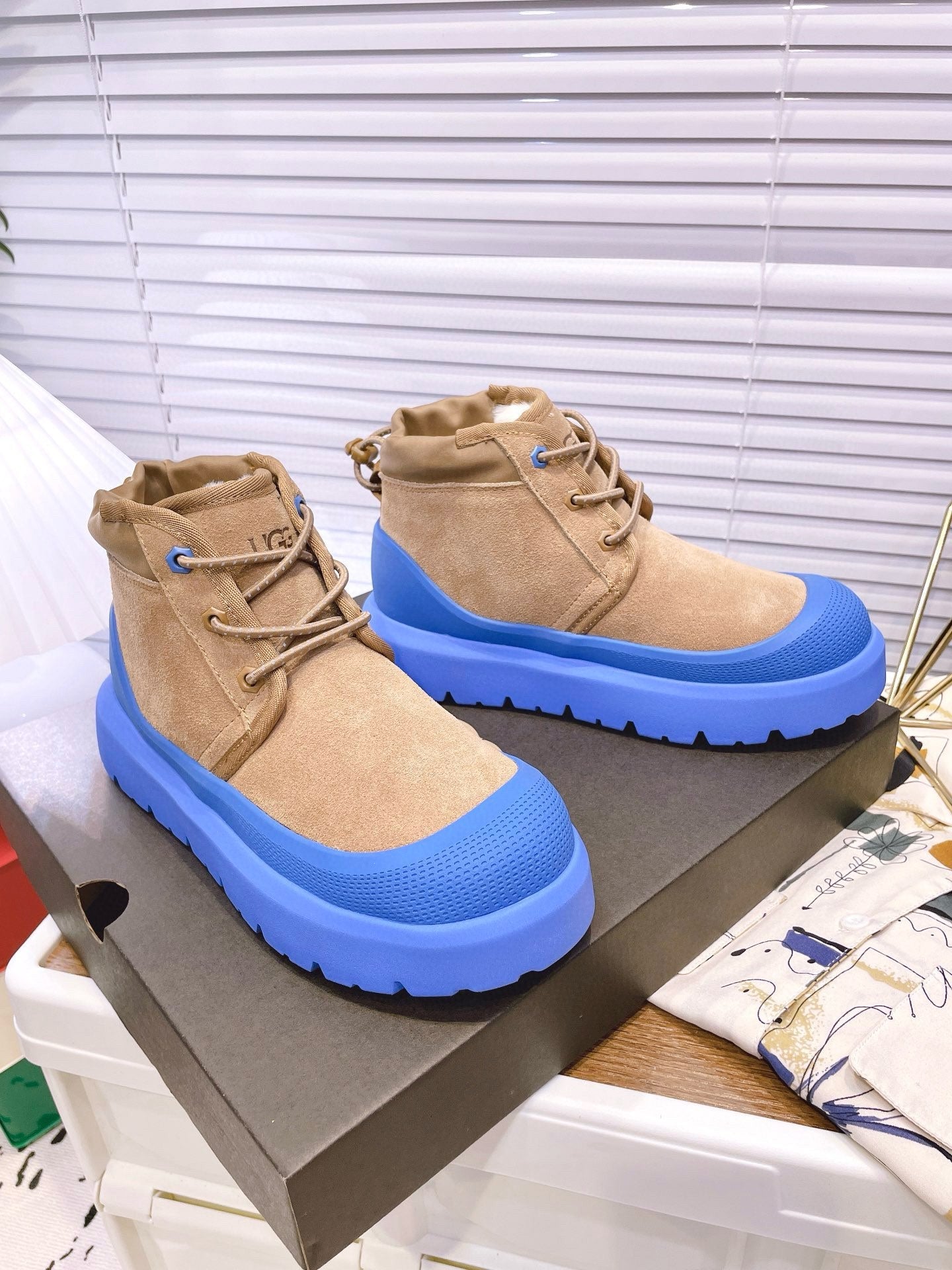 GENDER NEUMEL HIGH WEATHER HYBRID IN PEANUT BROWN SUEDE AND COBALT BLUE CALFSKIN