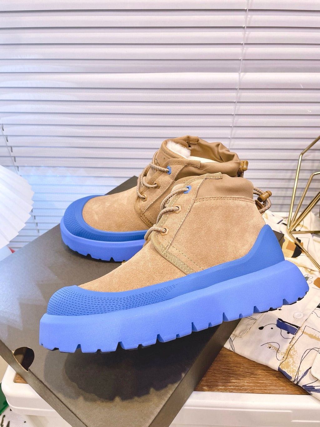 GENDER NEUMEL HIGH WEATHER HYBRID IN PEANUT BROWN SUEDE AND COBALT BLUE CALFSKIN