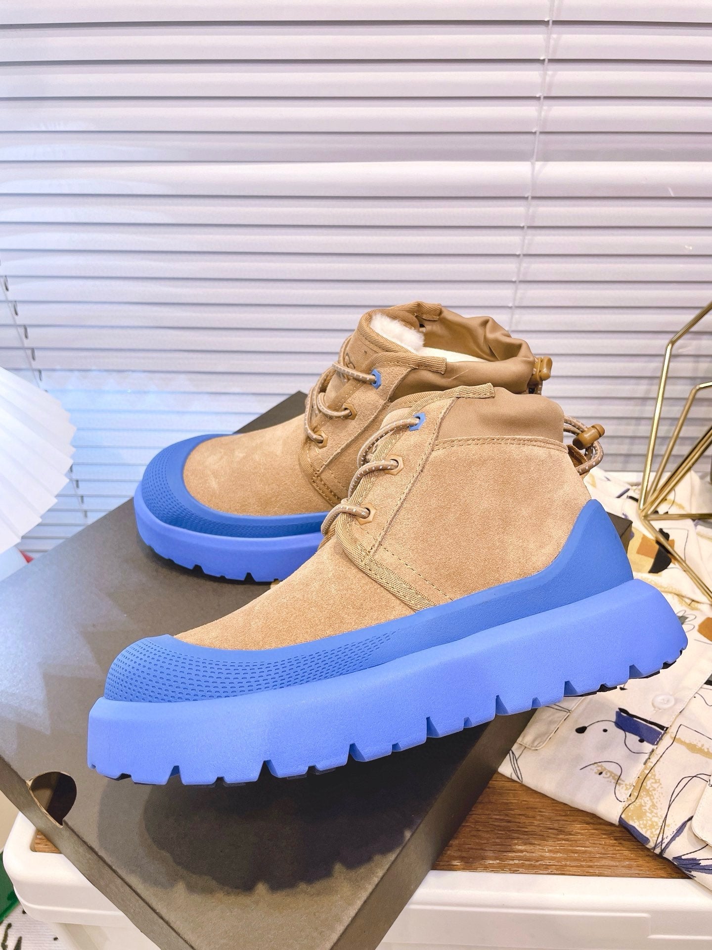 GENDER NEUMEL HIGH WEATHER HYBRID IN PEANUT BROWN SUEDE AND COBALT BLUE CALFSKIN