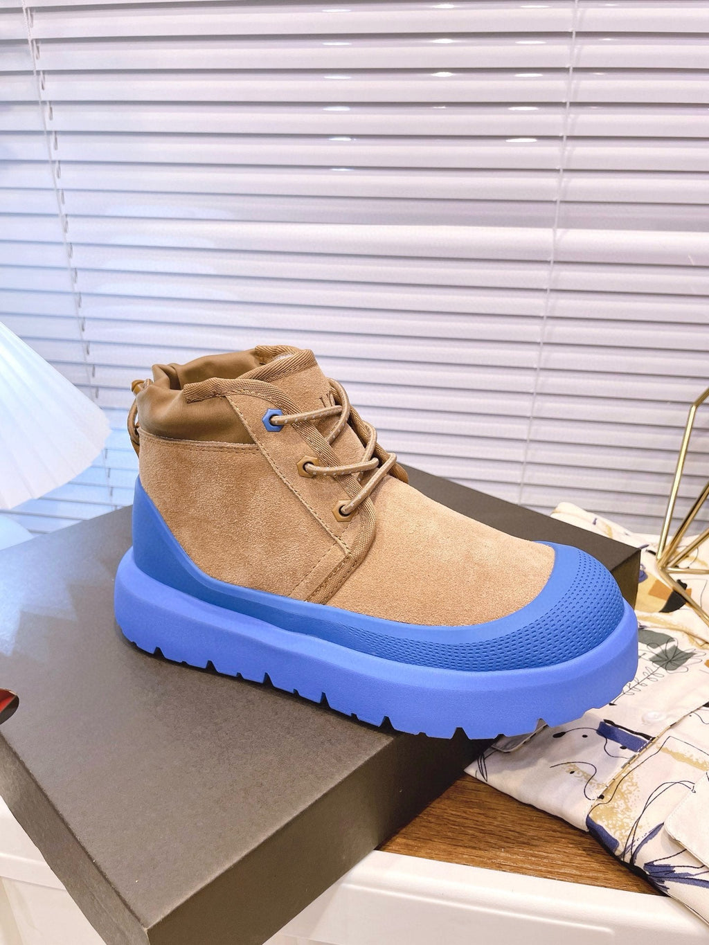 GENDER NEUMEL HIGH WEATHER HYBRID IN PEANUT BROWN SUEDE AND COBALT BLUE CALFSKIN