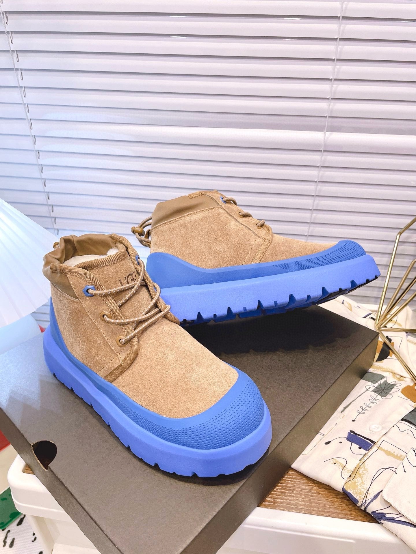 GENDER NEUMEL HIGH WEATHER HYBRID IN PEANUT BROWN SUEDE AND COBALT BLUE CALFSKIN