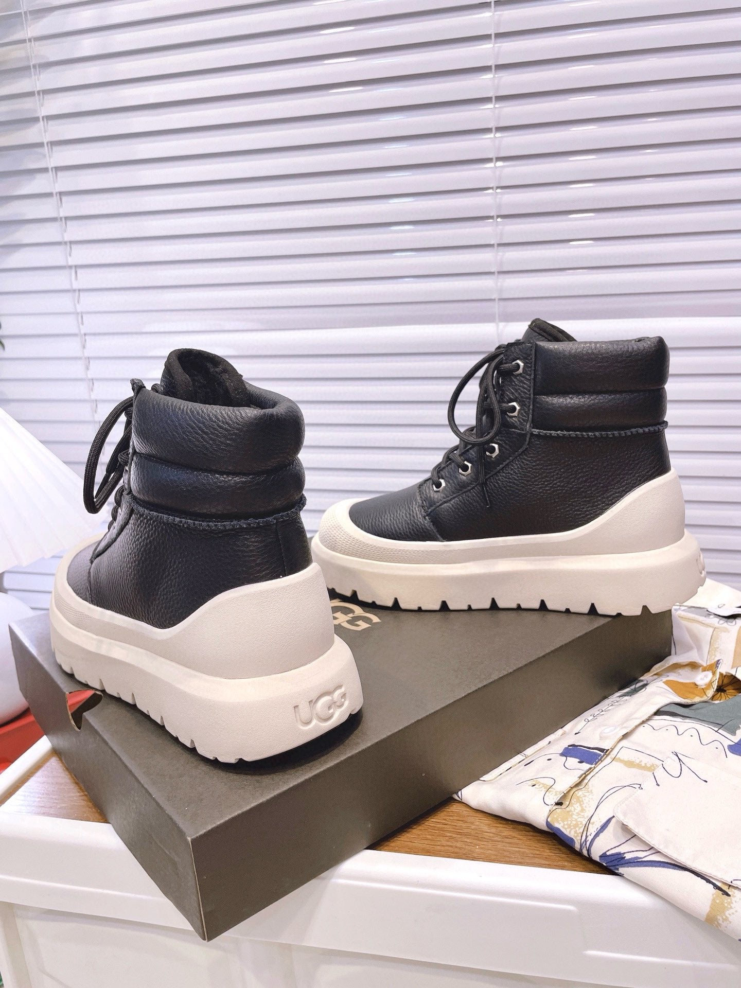 GENDER NEUMEL HIGH WEATHER HYBRID IN BLACK MIX WHITE PEPPER CALFSKIN