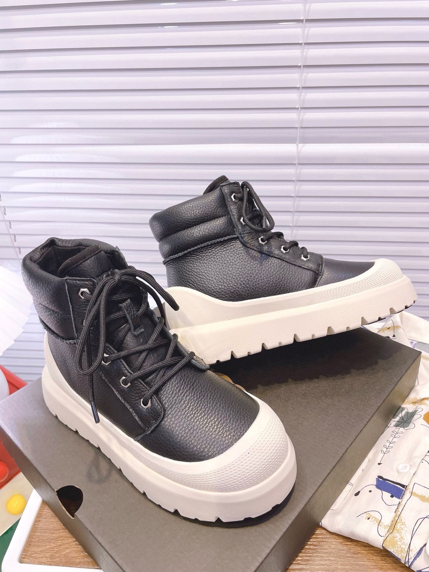 GENDER NEUMEL HIGH WEATHER HYBRID IN BLACK MIX WHITE PEPPER CALFSKIN