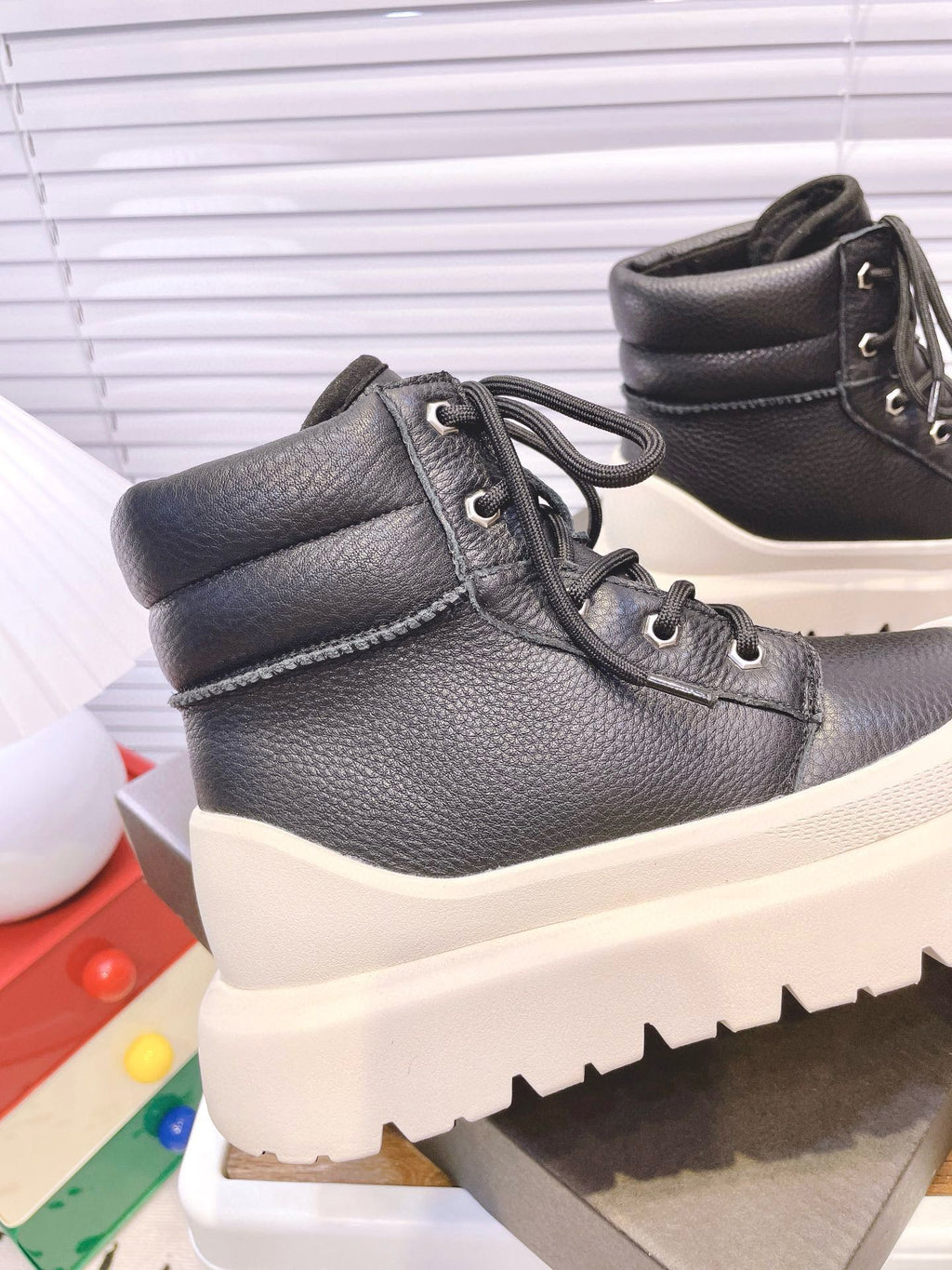 GENDER NEUMEL HIGH WEATHER HYBRID IN BLACK MIX WHITE PEPPER CALFSKIN