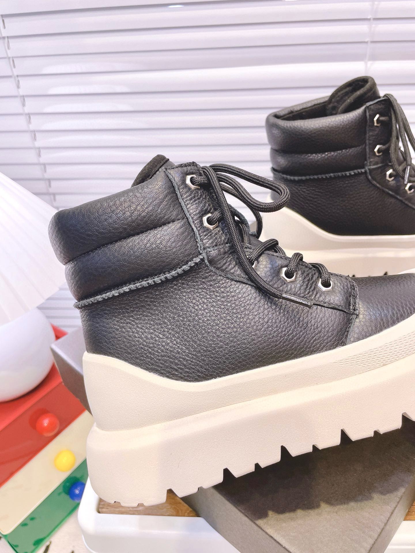 GENDER NEUMEL HIGH WEATHER HYBRID IN BLACK MIX WHITE PEPPER CALFSKIN