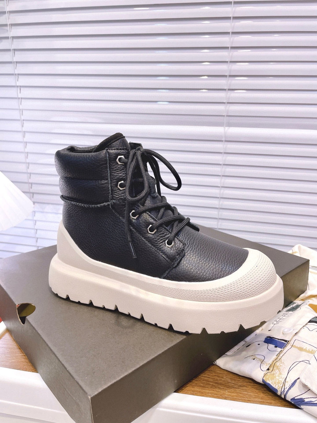 GENDER NEUMEL HIGH WEATHER HYBRID IN BLACK MIX WHITE PEPPER CALFSKIN