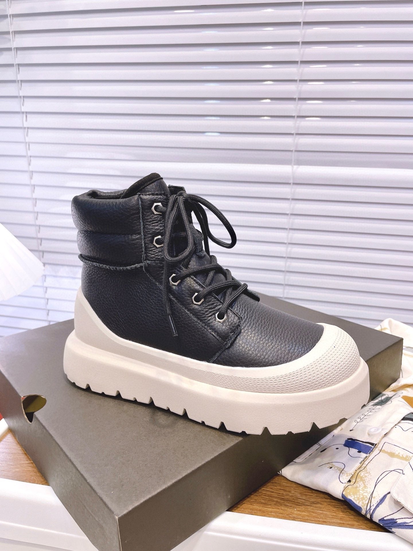 GENDER NEUMEL HIGH WEATHER HYBRID IN BLACK MIX WHITE PEPPER CALFSKIN