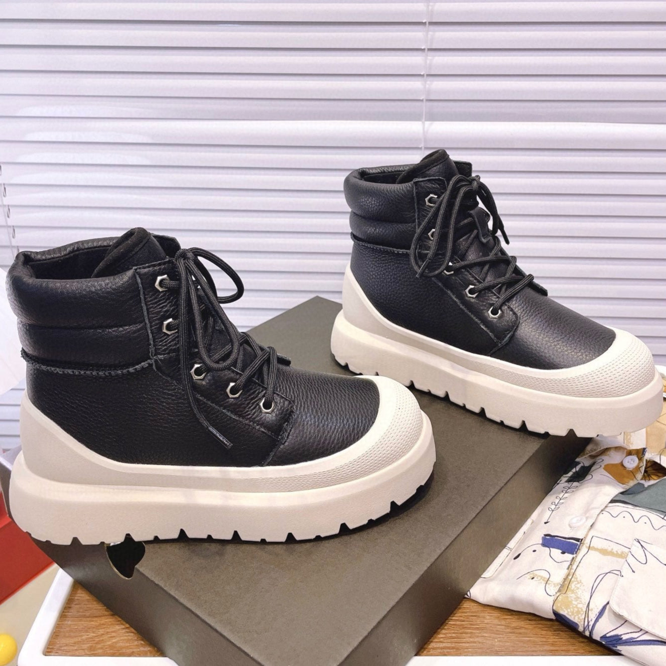 GENDER NEUMEL HIGH WEATHER HYBRID IN BLACK MIX WHITE PEPPER CALFSKIN