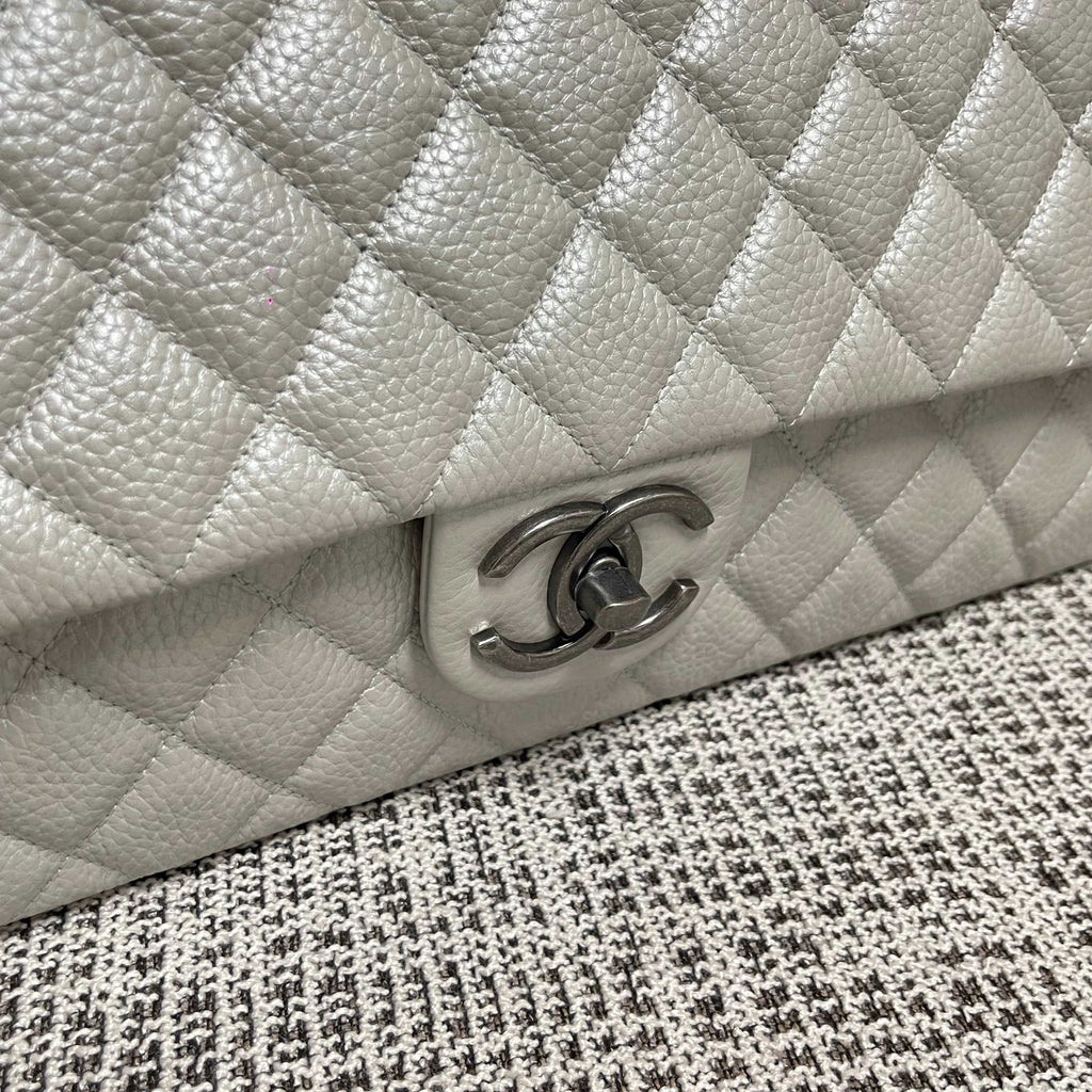 CHANEL 26S CLASSIC JUMBO FLAP BAG 46 IN LIGHT GREY CAVIAR CALFSKIN DARK SILVER HARDWARE