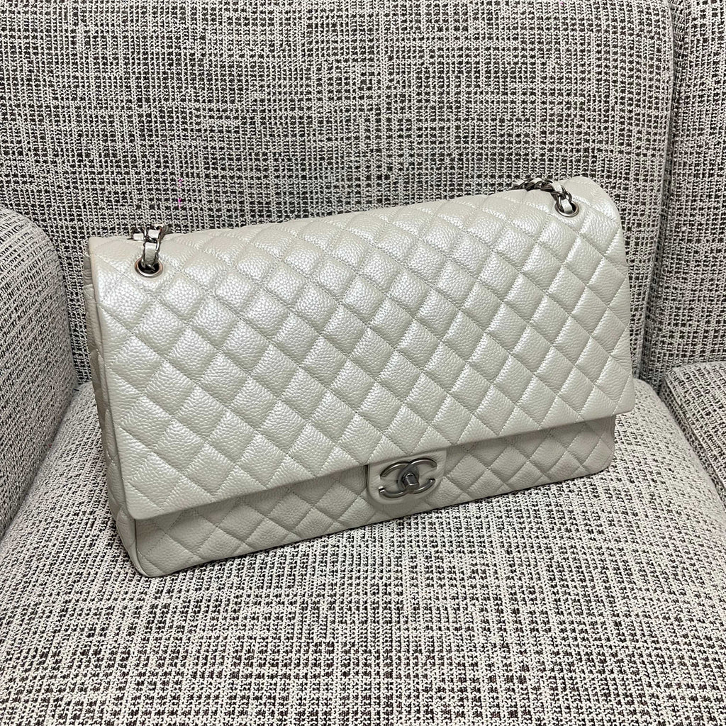 CHANEL 26S CLASSIC JUMBO FLAP BAG 46 IN LIGHT GREY CAVIAR CALFSKIN DARK SILVER HARDWARE