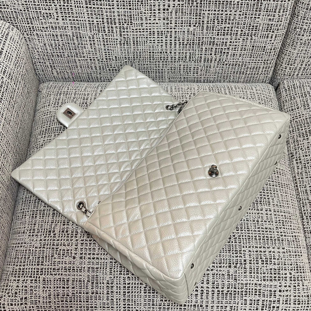 CHANEL 26S CLASSIC JUMBO FLAP BAG 46 IN LIGHT GREY CAVIAR CALFSKIN DARK SILVER HARDWARE