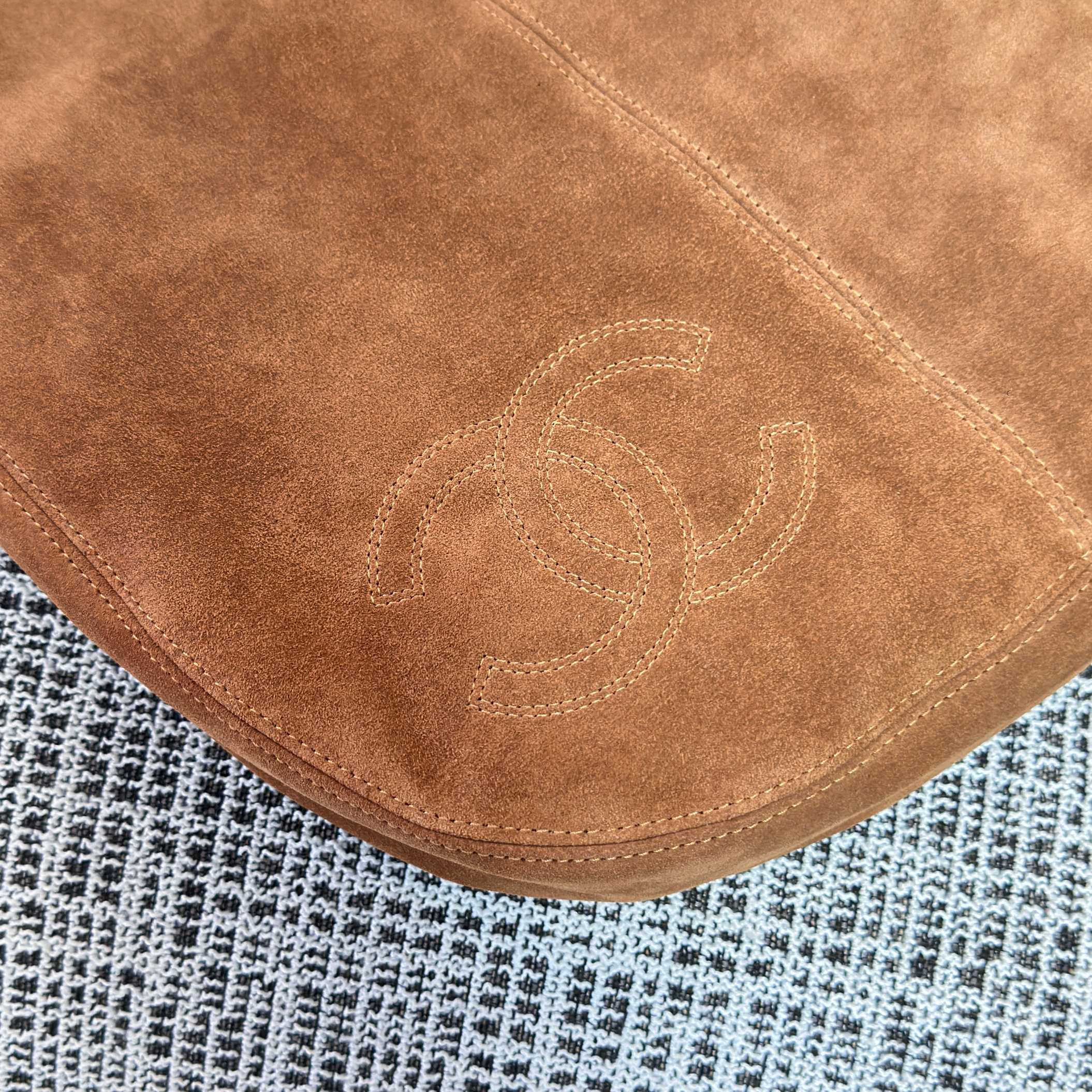 CHANEL 26S LARGE HOBO BAG 33 IN COGNAC BROWN SUEDE TORTOISE RESIN CHAIN