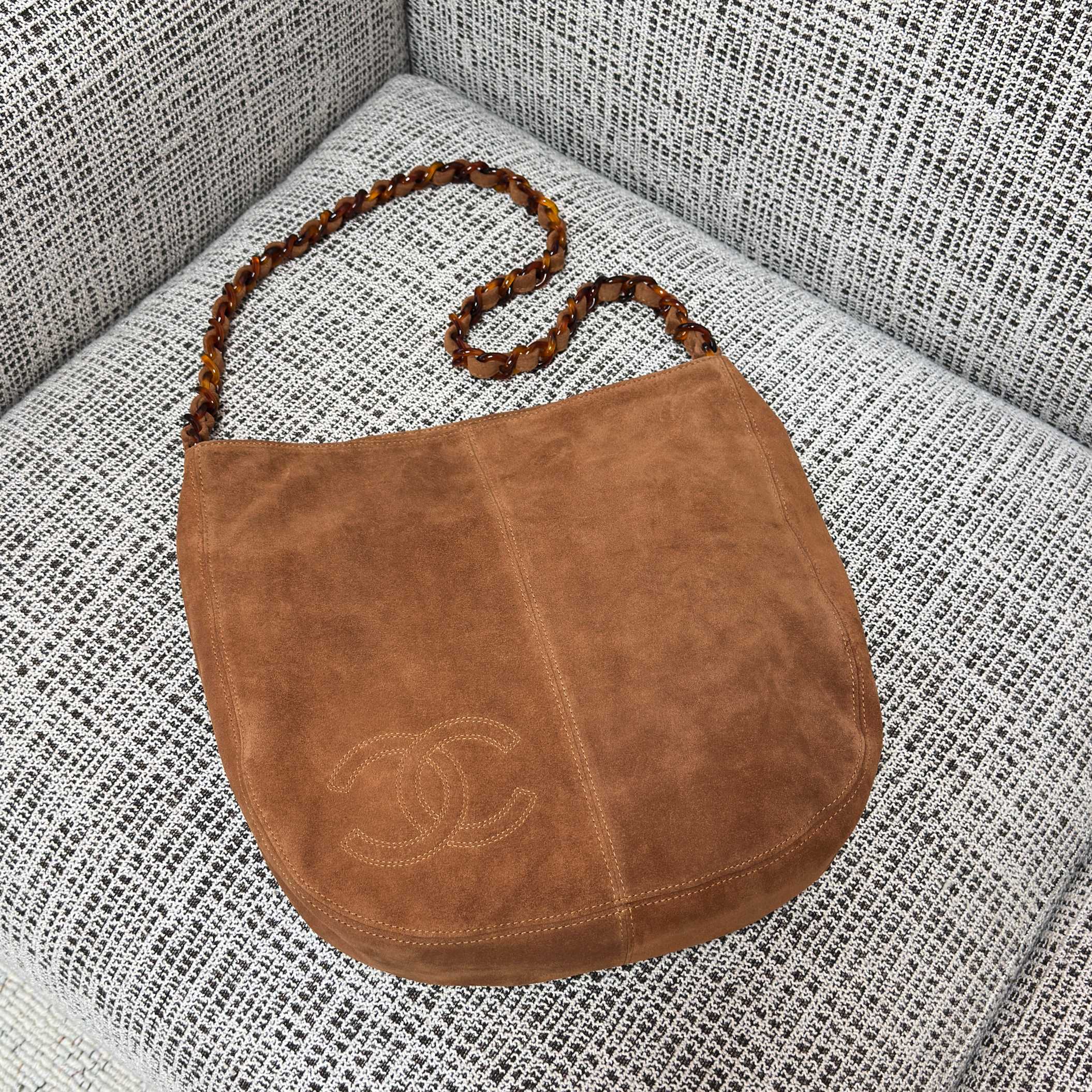 CHANEL 26S LARGE HOBO BAG 33 IN COGNAC BROWN SUEDE TORTOISE RESIN CHAIN