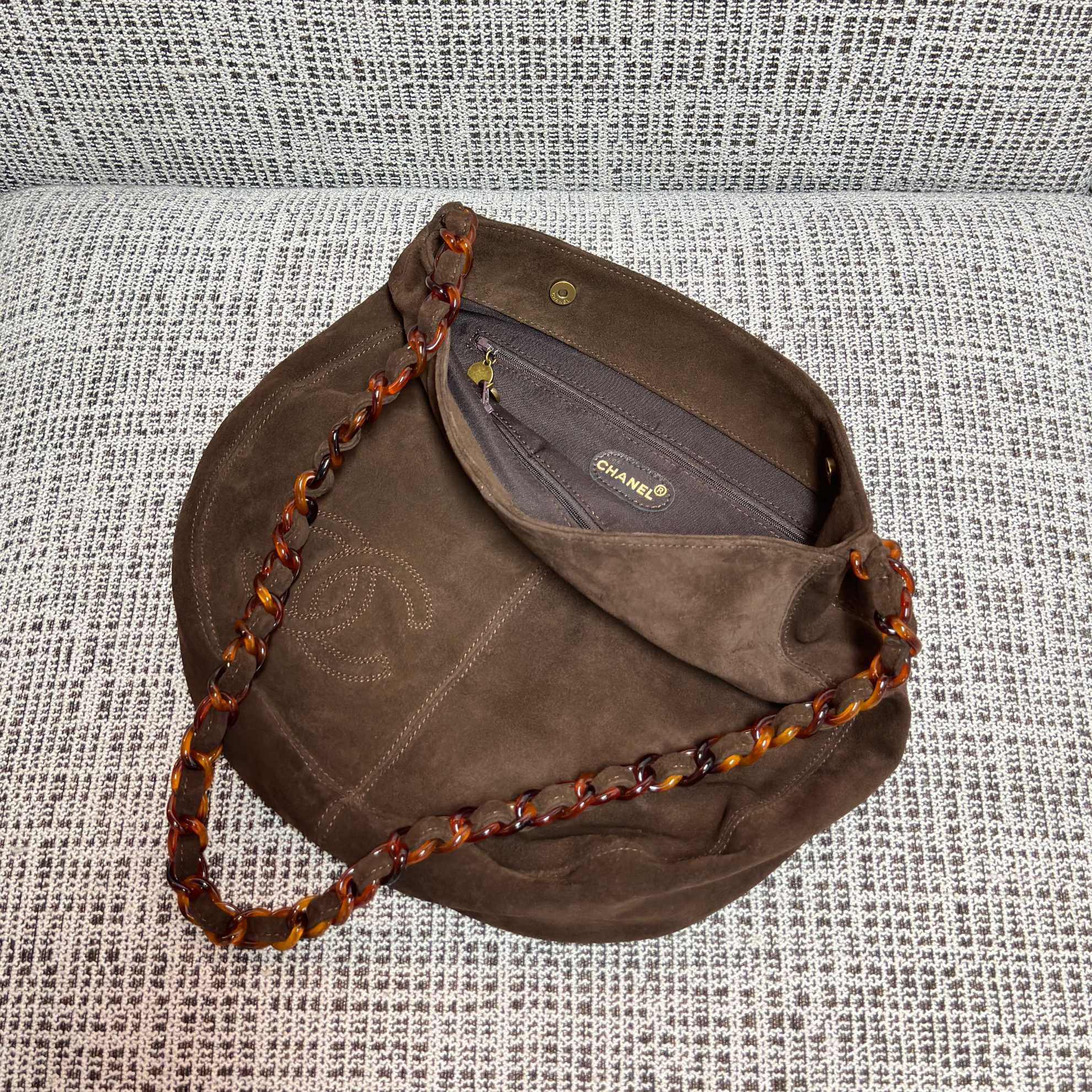 CHANEL 26S LARGE HOBO BAG 33 IN DARK BROWN SUEDE TORTOISE RESIN CHAIN