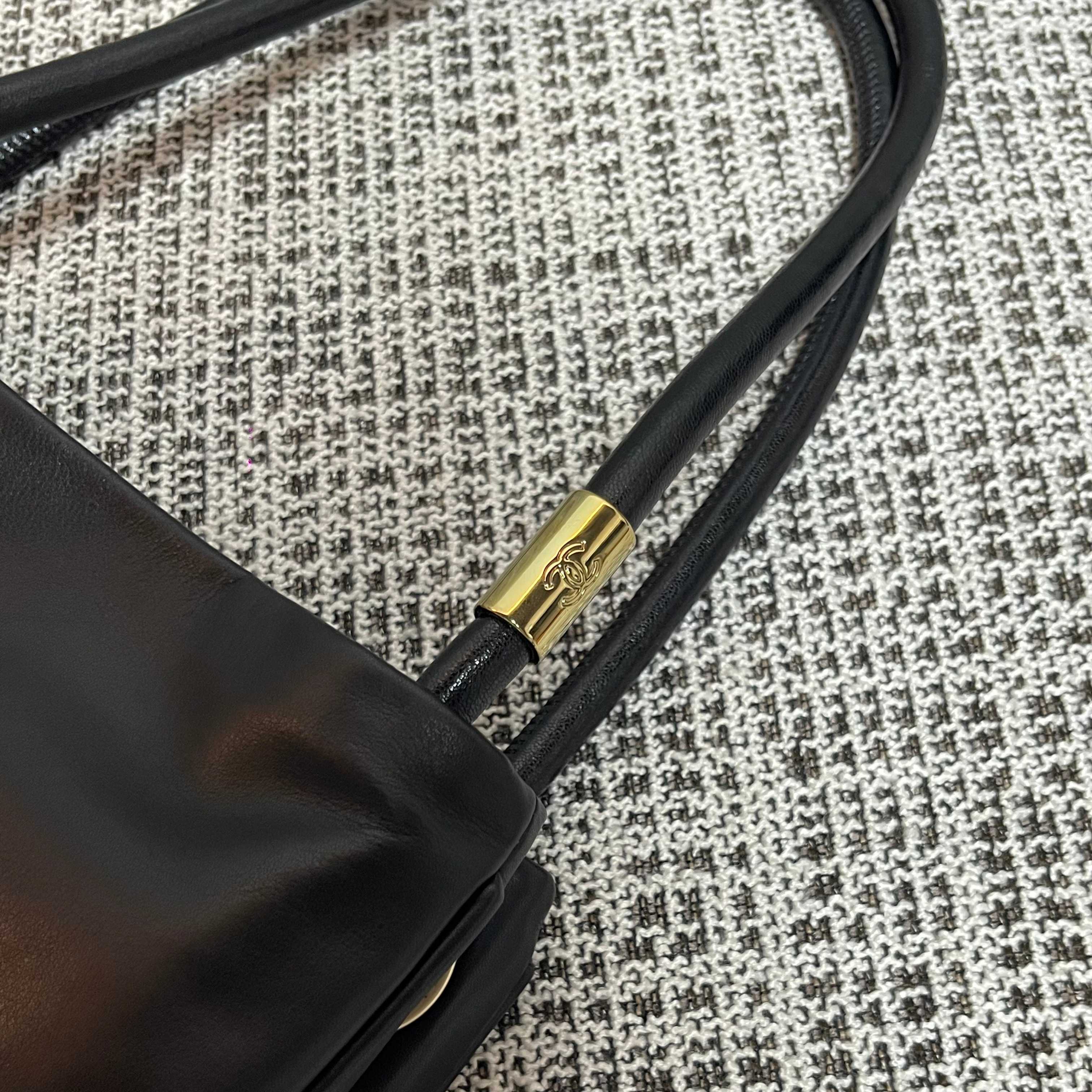 CHANEL 26S LOGO SHOPPING TOTE BAG 25 IN BLACK AND WHITE CALFSKIN GOLD HARDWARE