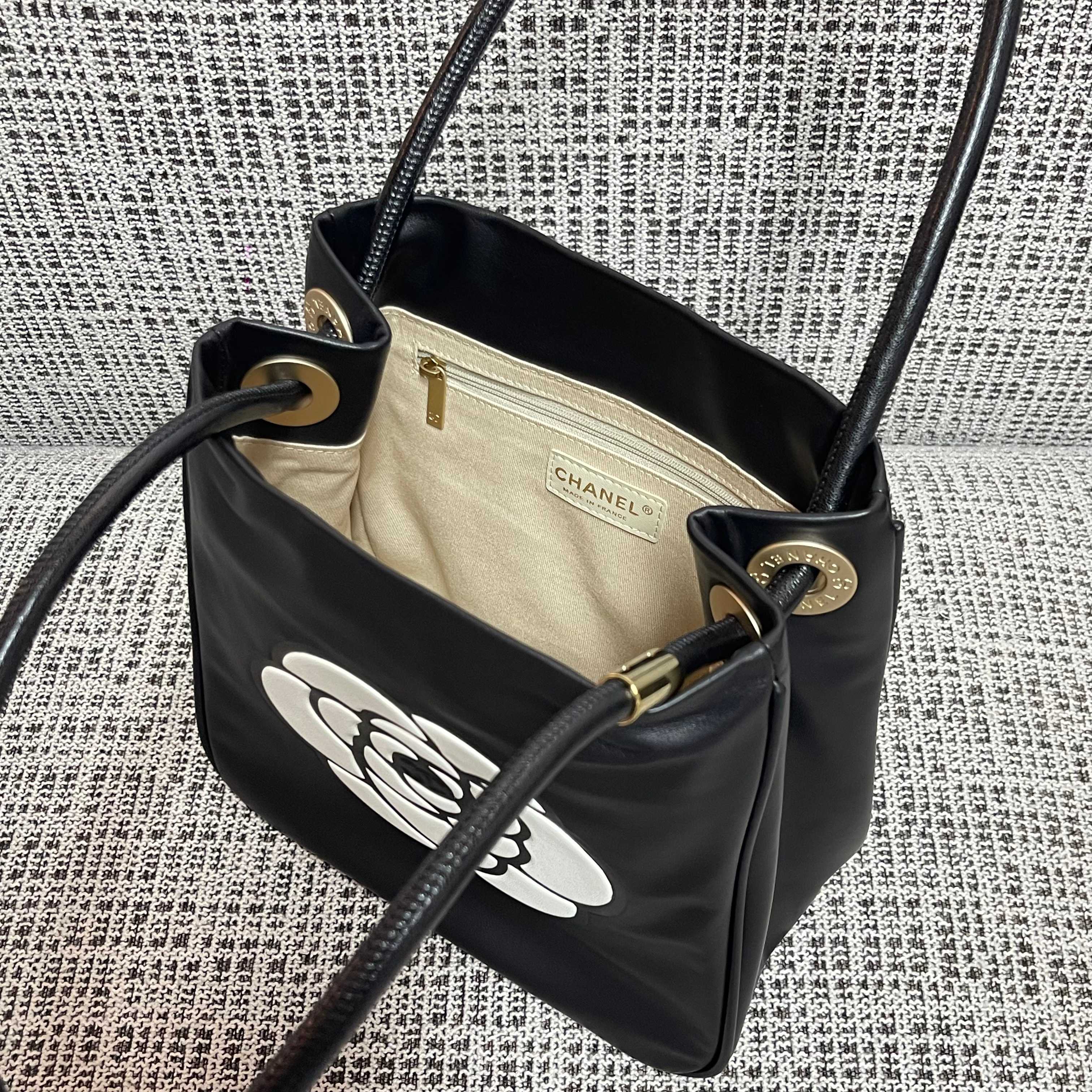 CHANEL 26S LOGO SHOPPING TOTE BAG 25 IN BLACK AND WHITE CALFSKIN GOLD HARDWARE