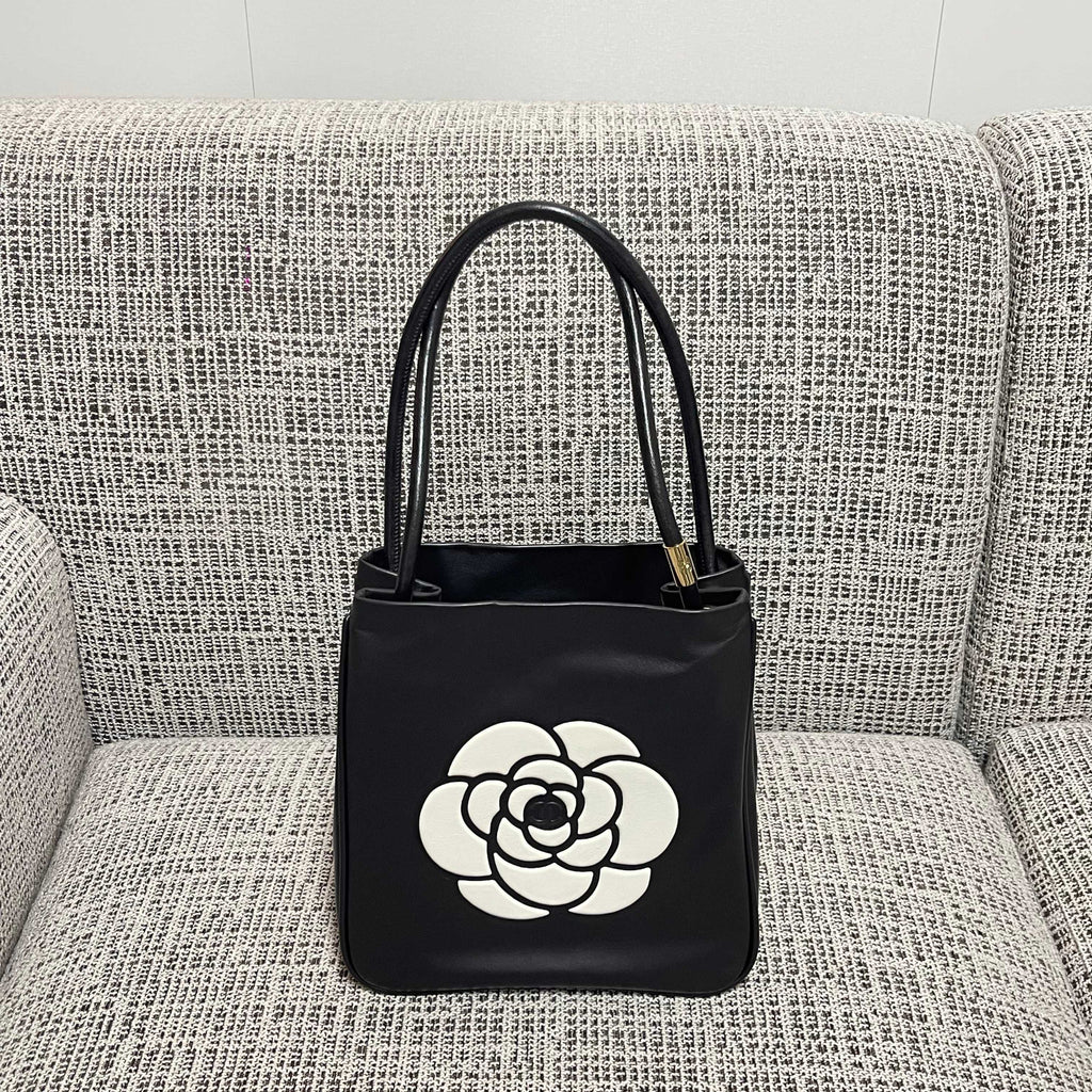 CHANEL 26S LOGO SHOPPING TOTE BAG 25 IN BLACK AND WHITE CALFSKIN GOLD HARDWARE