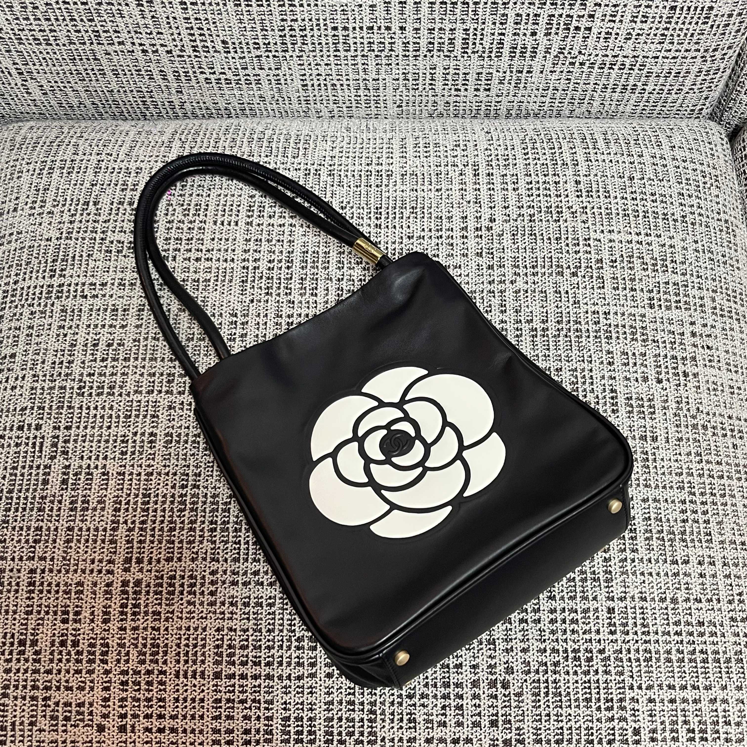 CHANEL 26S LOGO SHOPPING TOTE BAG 25 IN BLACK AND WHITE CALFSKIN GOLD HARDWARE