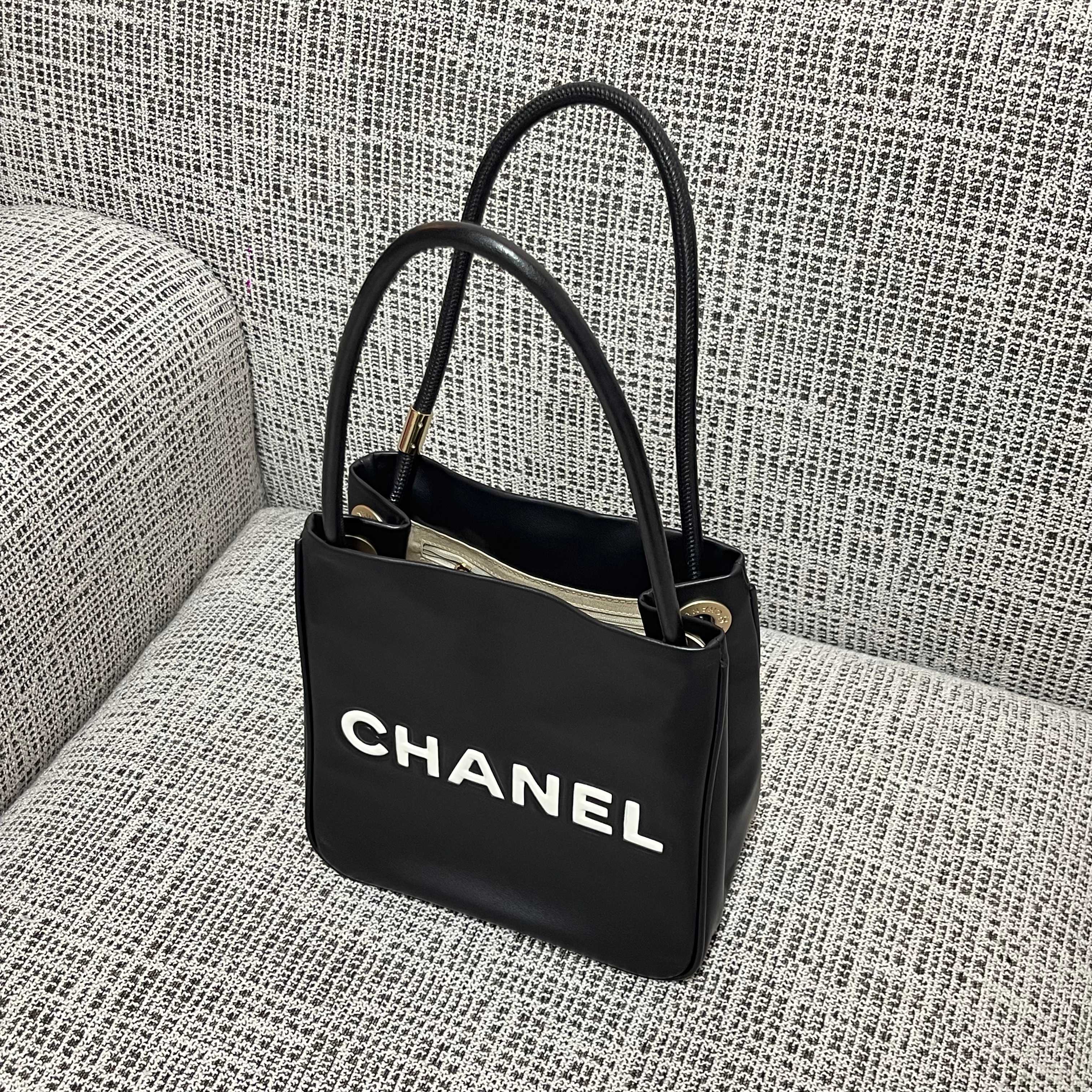 CHANEL 26S LOGO SHOPPING TOTE BAG 25 IN BLACK AND WHITE CALFSKIN GOLD HARDWARE