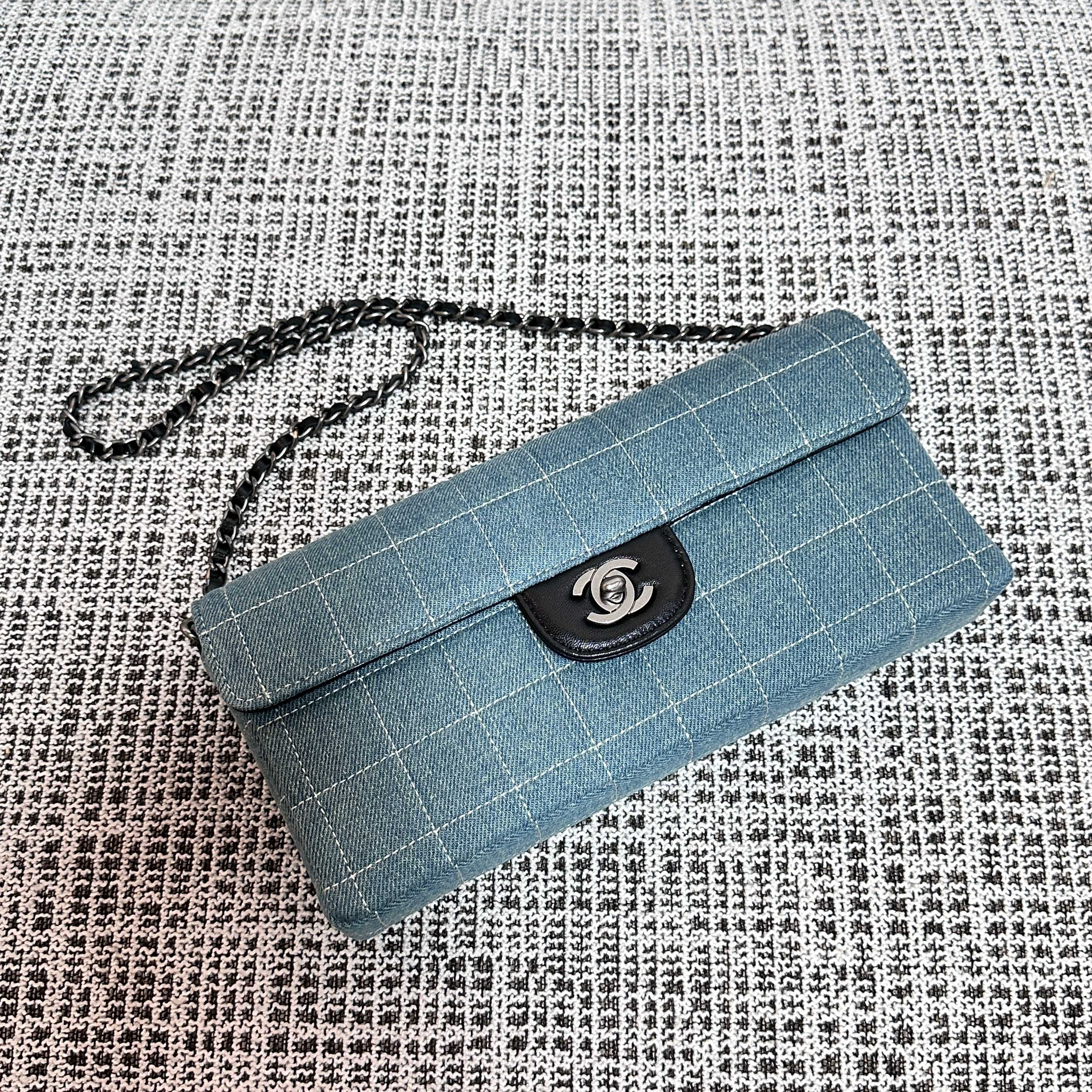 CHANEL 26S FLAP BAG 26 IN BLUE DENIM AND BLACK CALFSKIN DARK SILVER HARDWARE