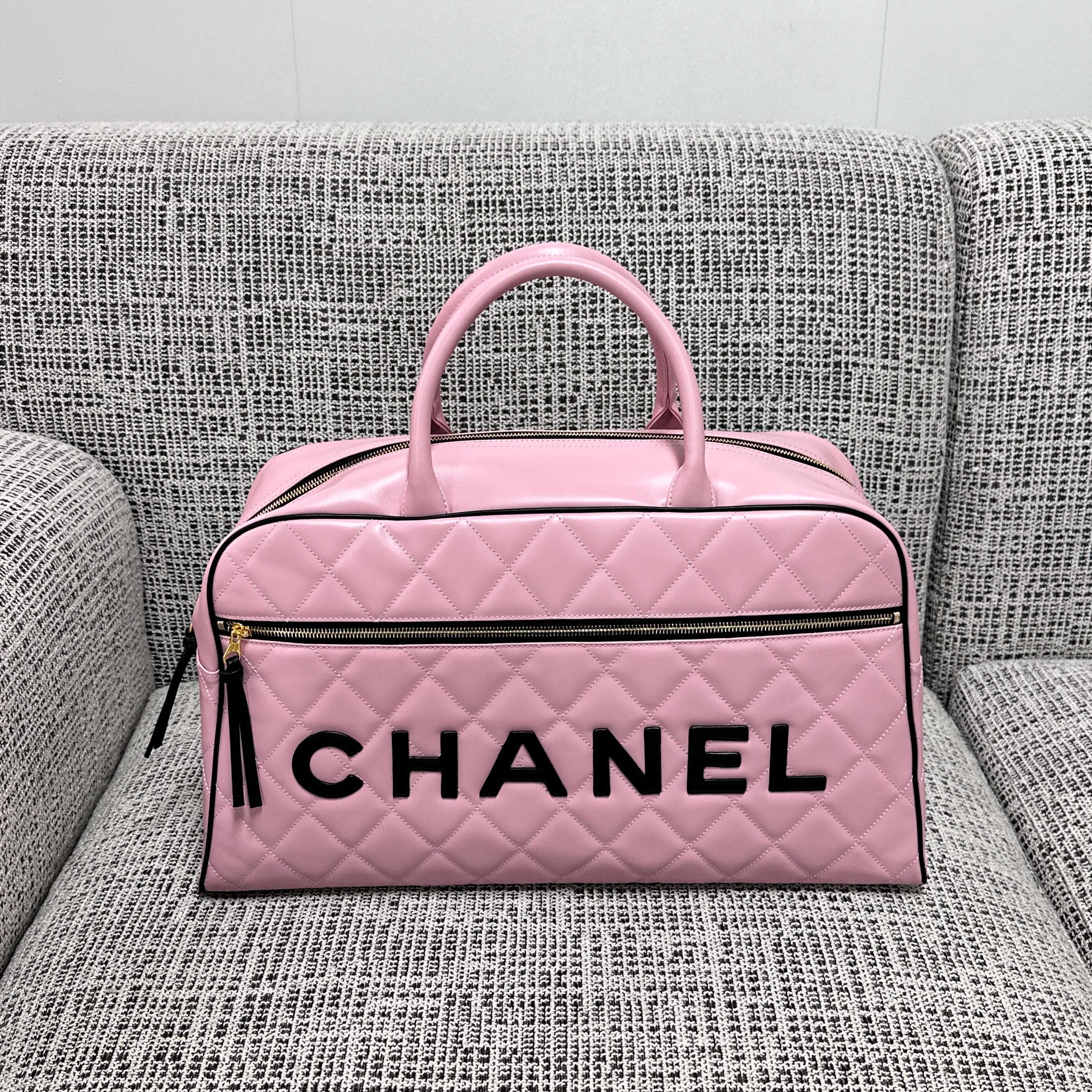 CHANEL 26S BOWLING BAG LARGE 46 IN LIGHT PINK AND BLACK CALFSKIN GOLD HARDWARE