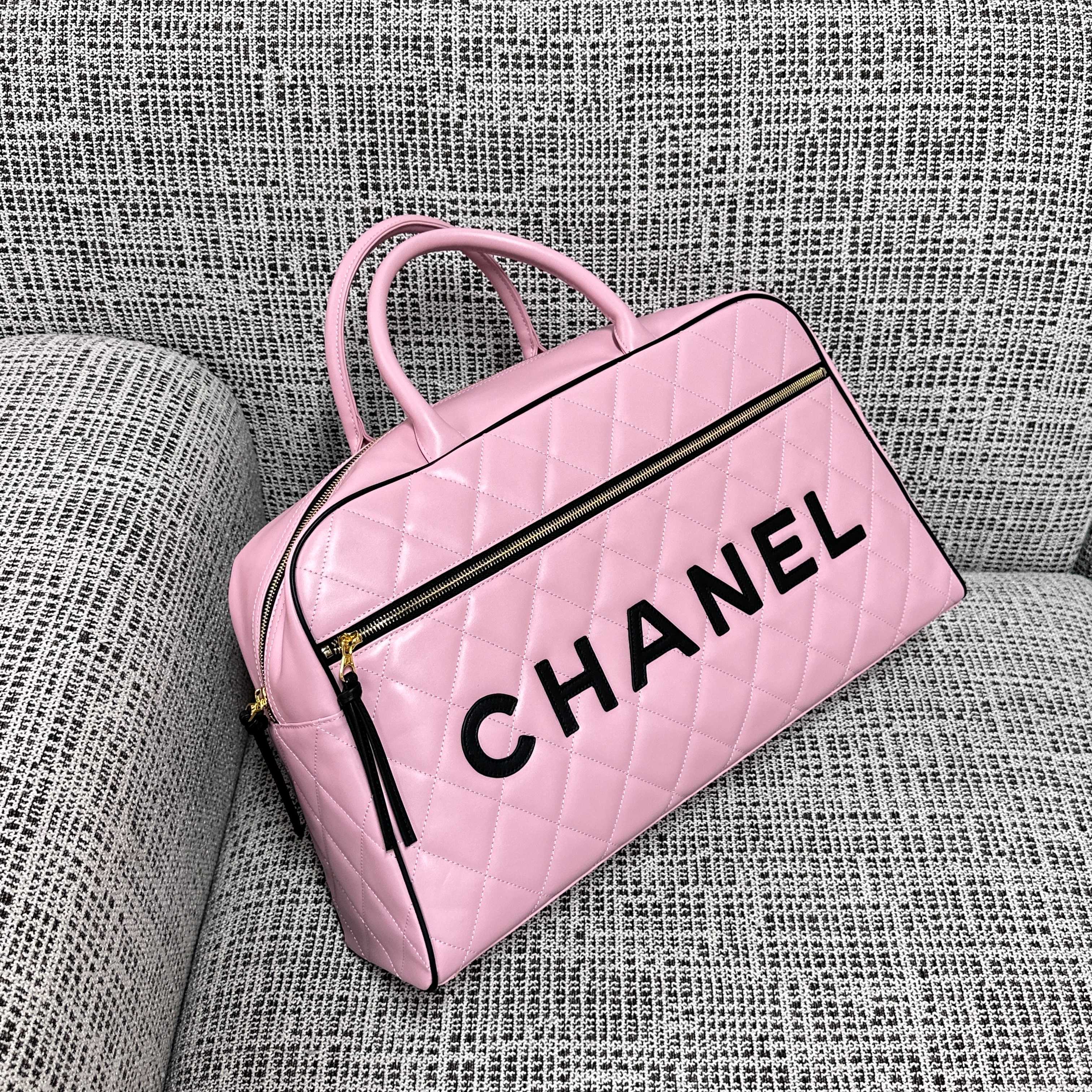 CHANEL 26S BOWLING BAG LARGE 46 IN LIGHT PINK AND BLACK CALFSKIN GOLD HARDWARE