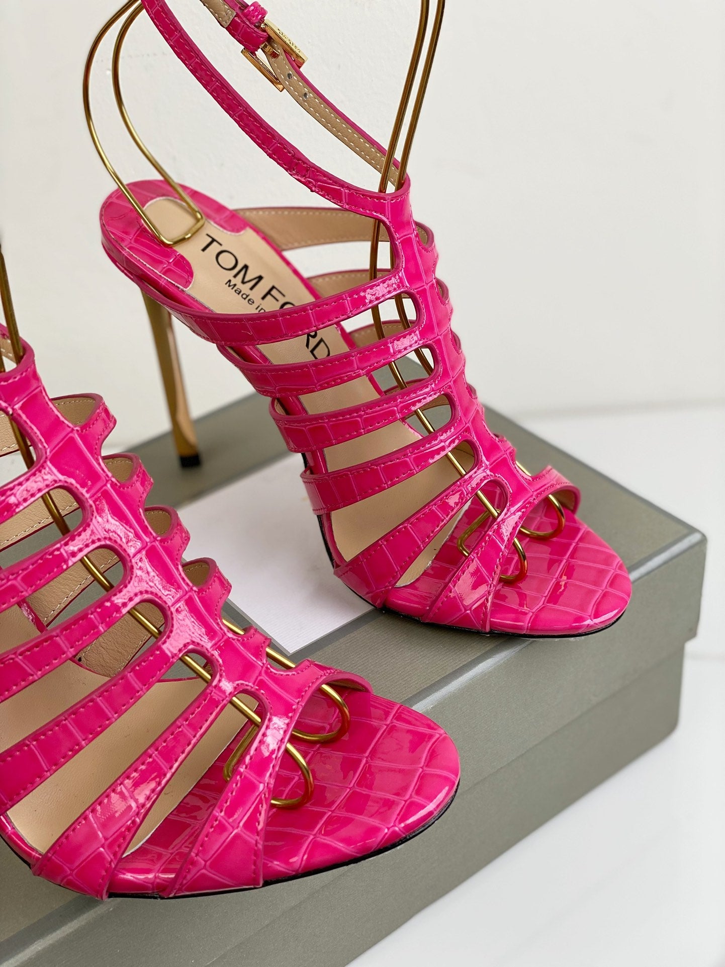 HIGH SANDAL 10 CM IN BRIGHT PINK CALFSKIN